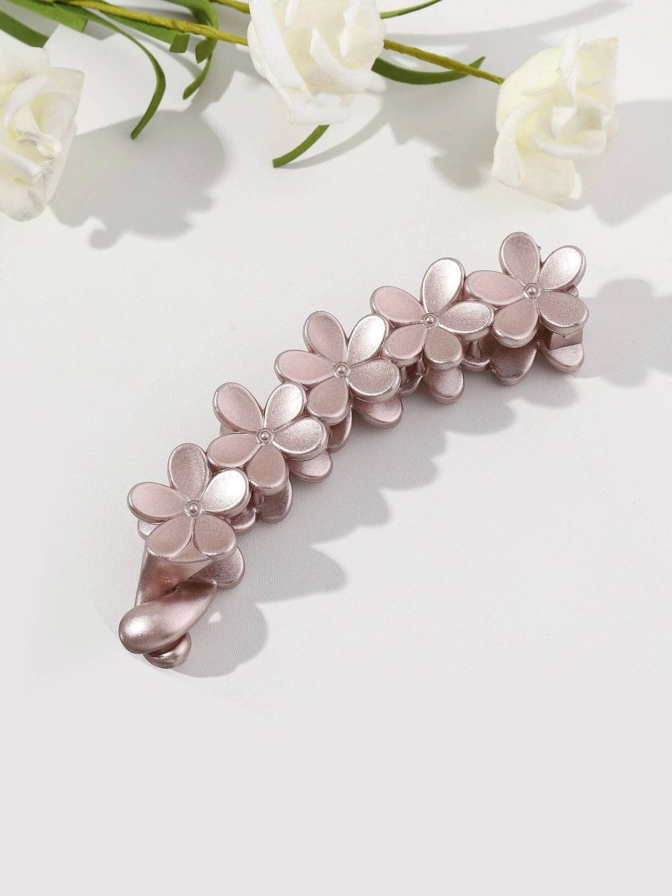 Buet Hårklemme med Blomster - i Rosa-Guld - SofiaGaver.dk