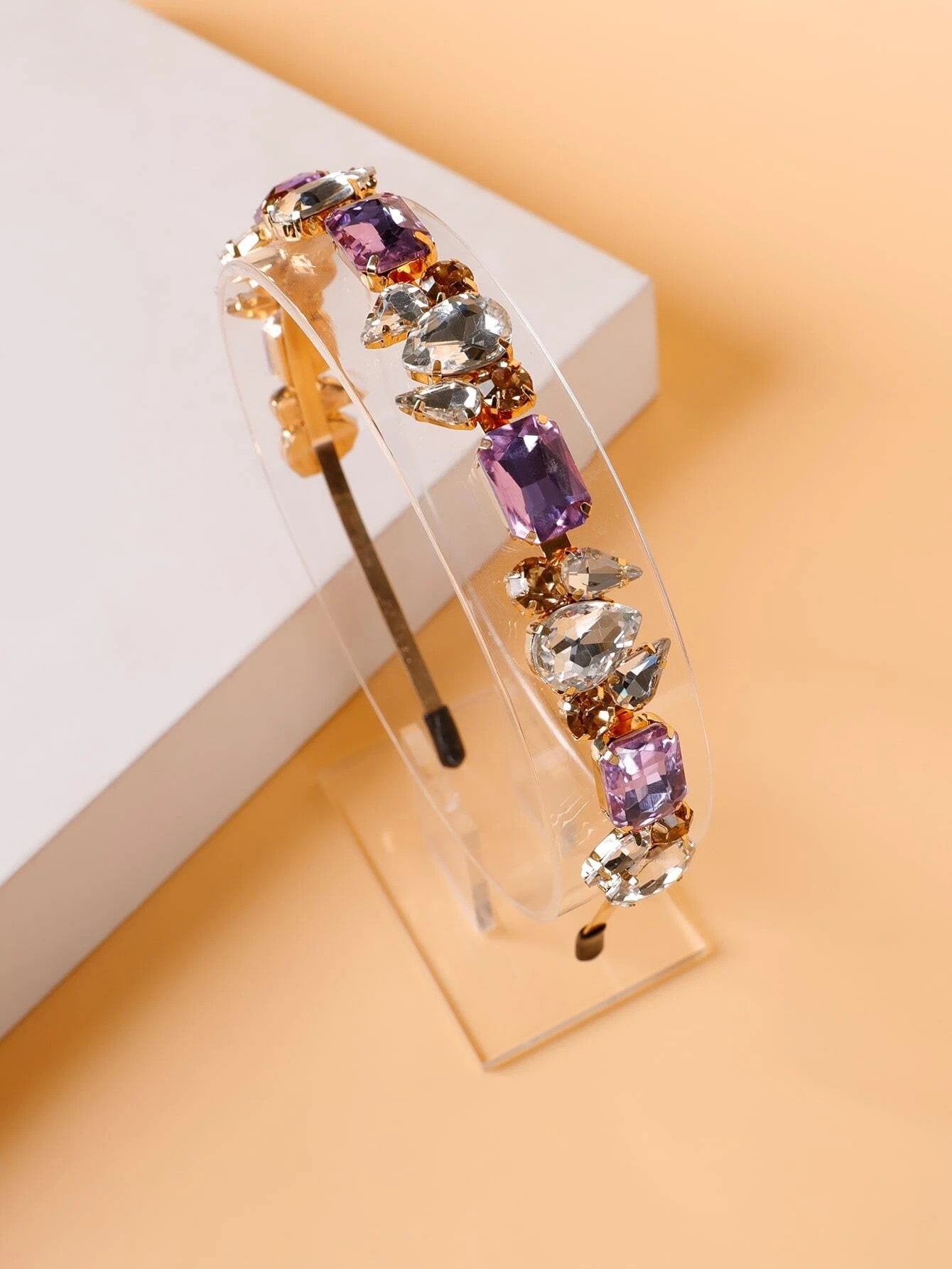 Gylden Hårbøjle med Perler i Lyse Farver - SofiaGaver.dk