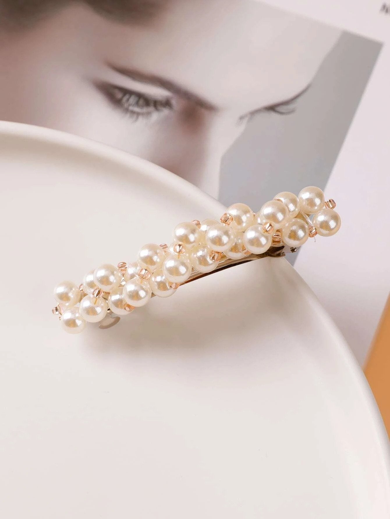 Patent Hårspænde med Hvide Runde Perler - SofiaGaver.dk