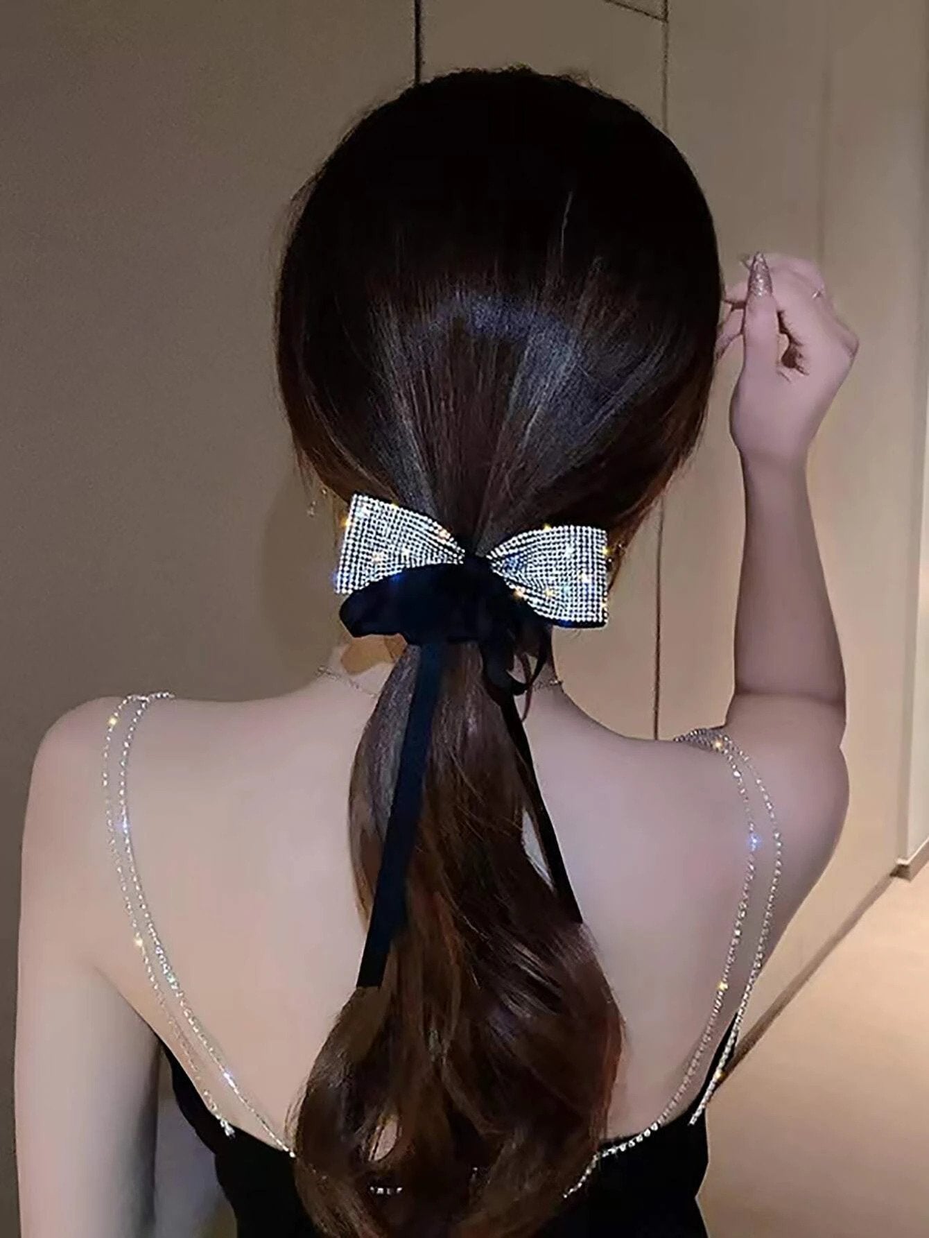 Sort Satin Scrunchie med Sløjfe & Krystalperler - SofiaGaver.dk