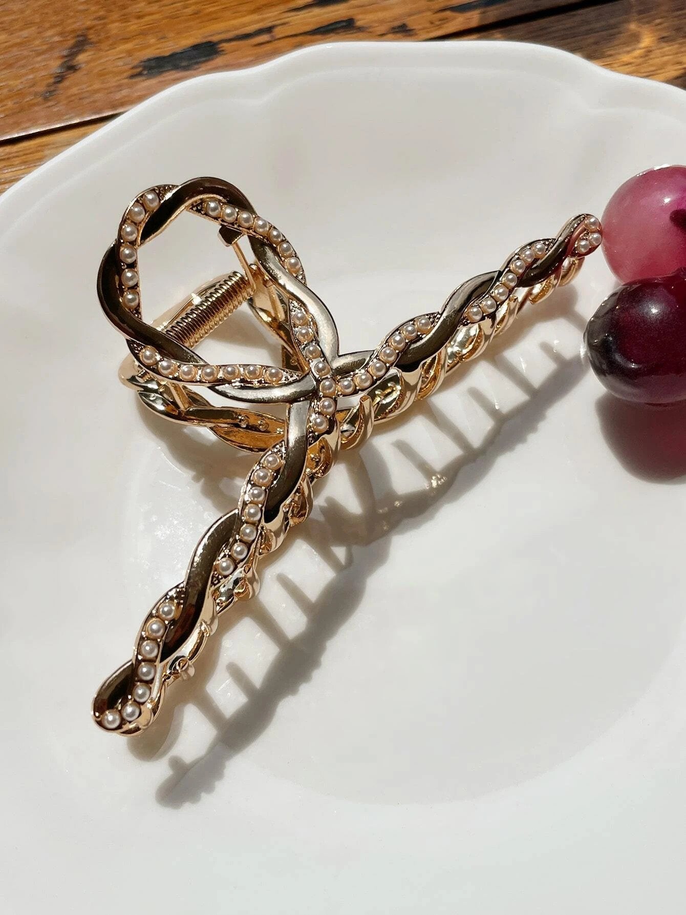 Gylden Metal-Hårklemme med Snoning med Perler - SofiaGaver.dk