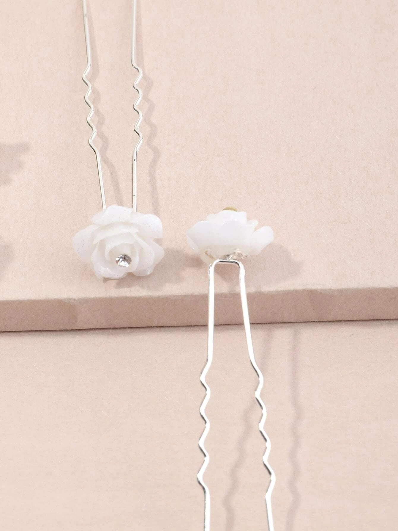 8 stk Hårnåle med Hvide Roser, Glimmer & Krystalperle - SofiaGaver.dk