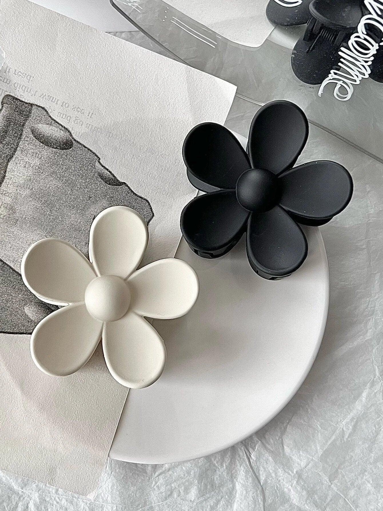 2 stk Hårklemmer - Blomster-Design i Sort & Creme - SofiaGaver.dk
