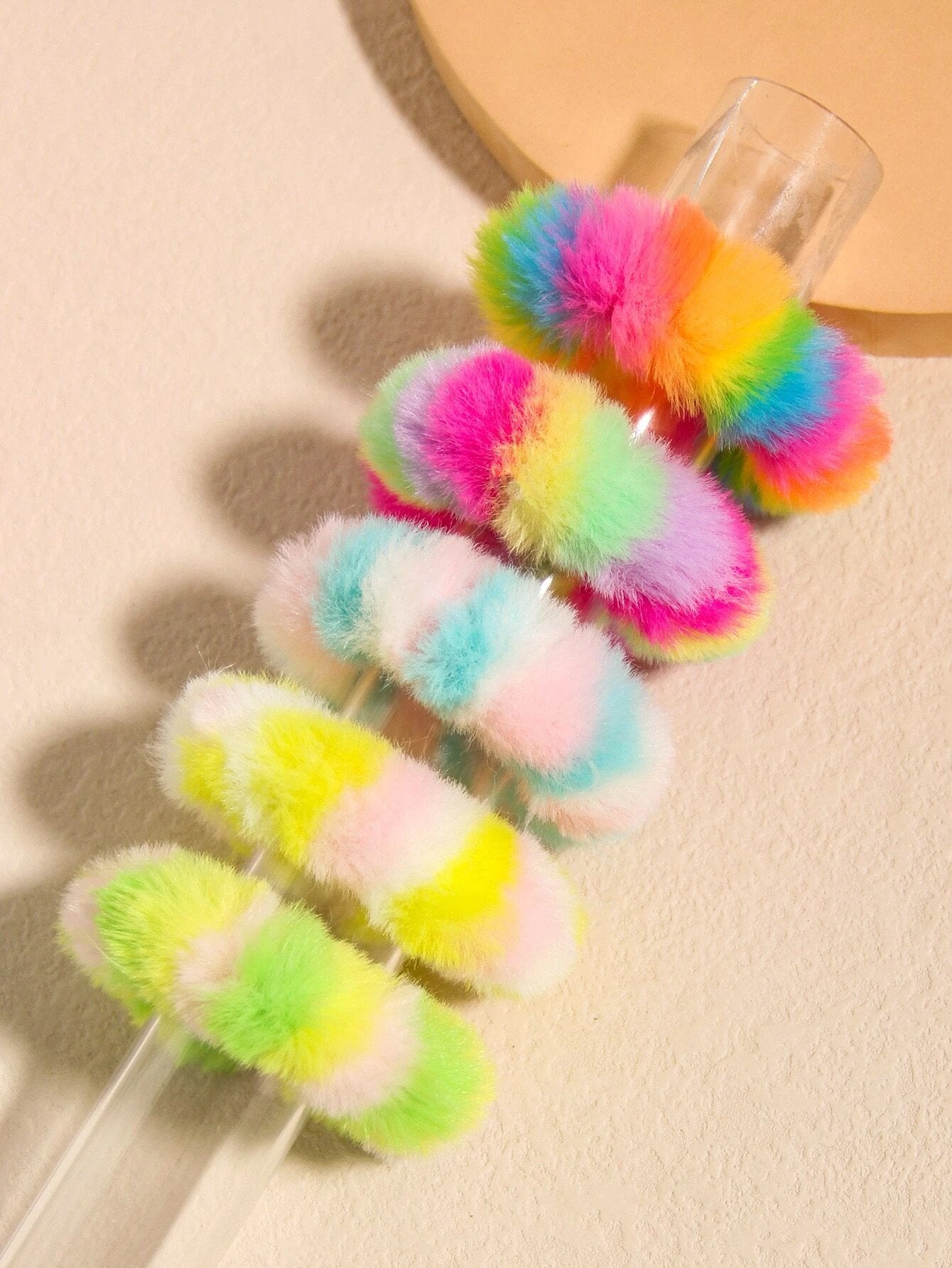 5 stk Scrunchies i Blødt Plys - i Striber & Friske Farver - SofiaGaver.dk