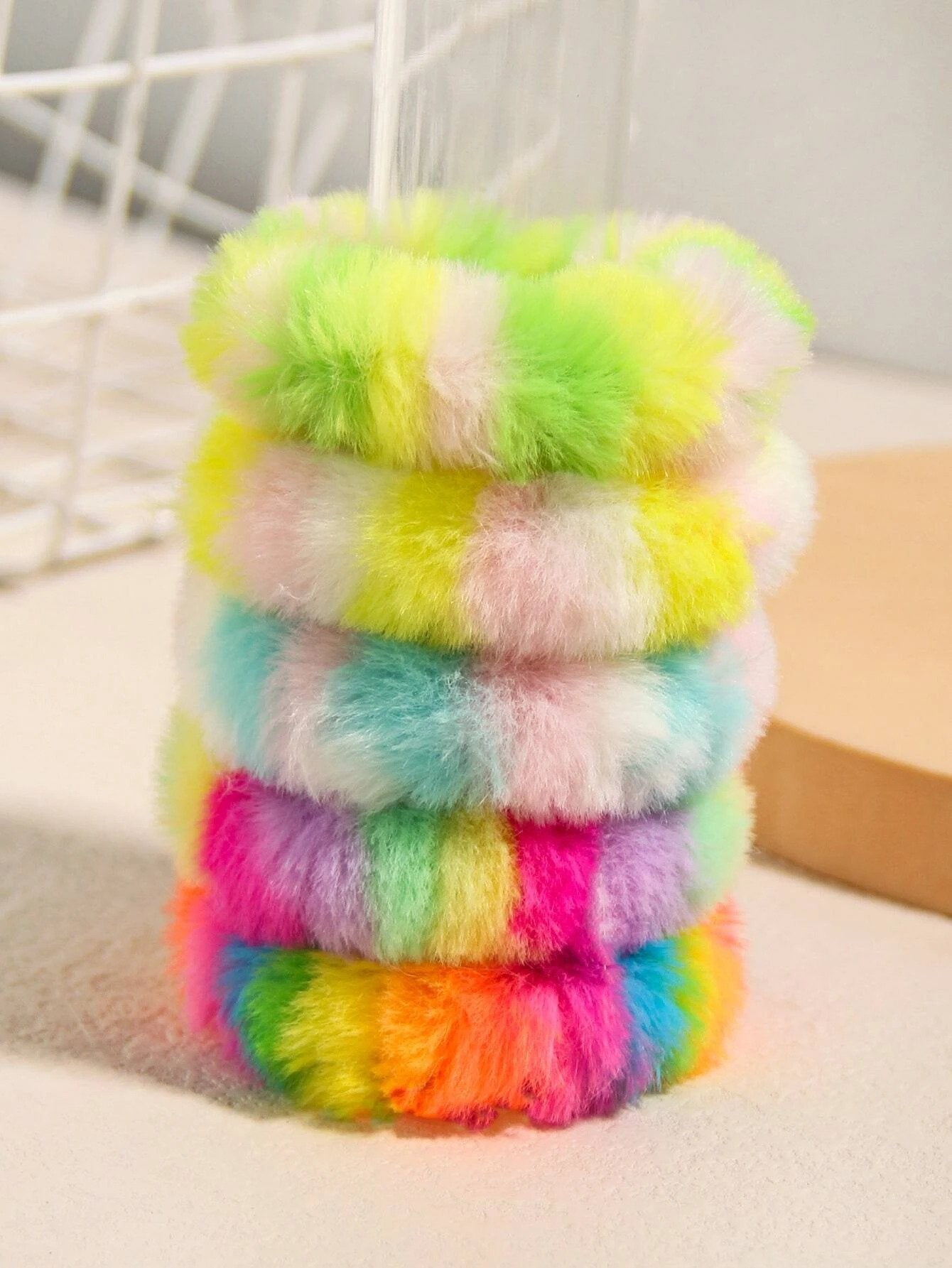 5 stk Scrunchies i Blødt Plys - i Striber & Friske Farver - SofiaGaver.dk