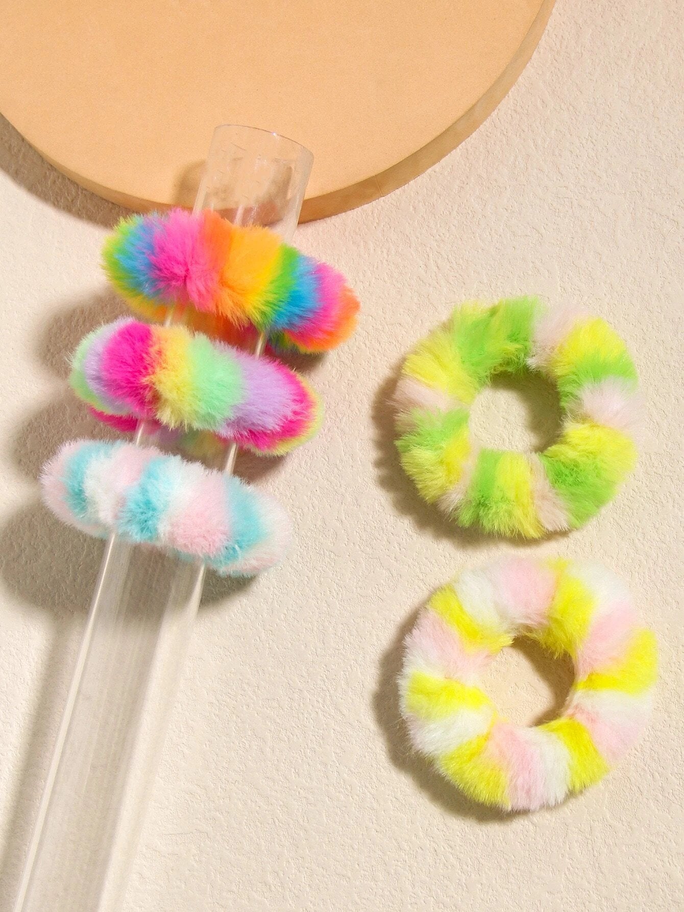 5 stk Scrunchies i Blødt Plys - i Striber & Friske Farver - SofiaGaver.dk