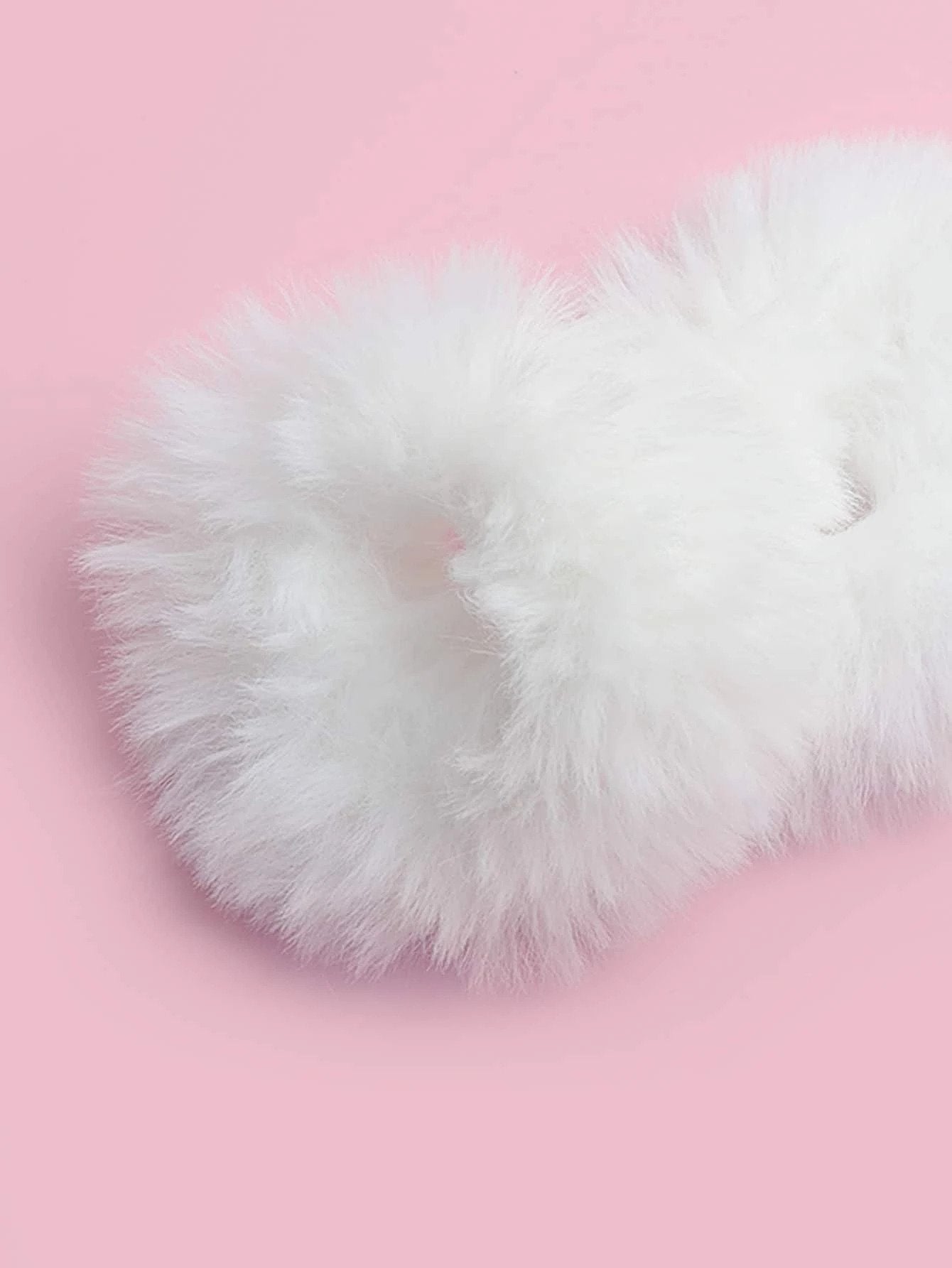 1 stk Scrunchie i Blødt Plys - i Hvid - SofiaGaver.dk