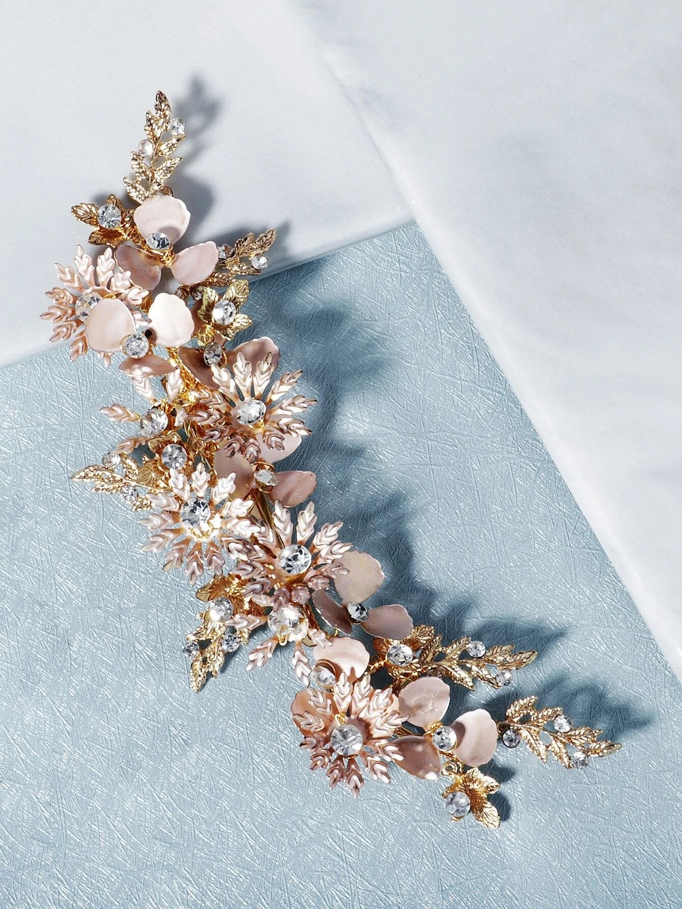 Stort Hårsmykke med Blomster & Perler i Gyldne Nuancer - SofiaGaver.dk