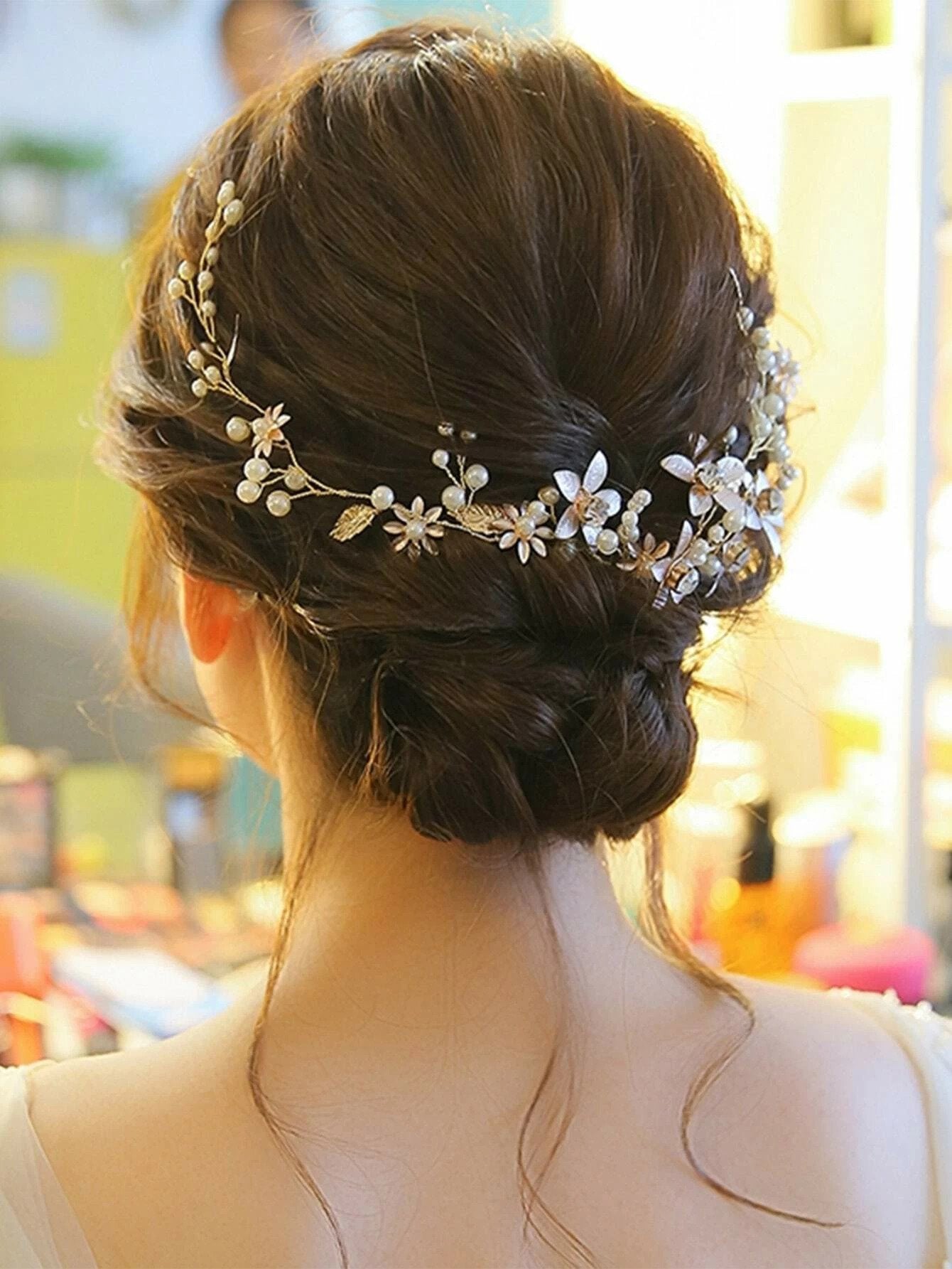 Stort Gyldent Hårsmykke med Blomster & Perler - Fleksibelt Design - SofiaGaver.dk
