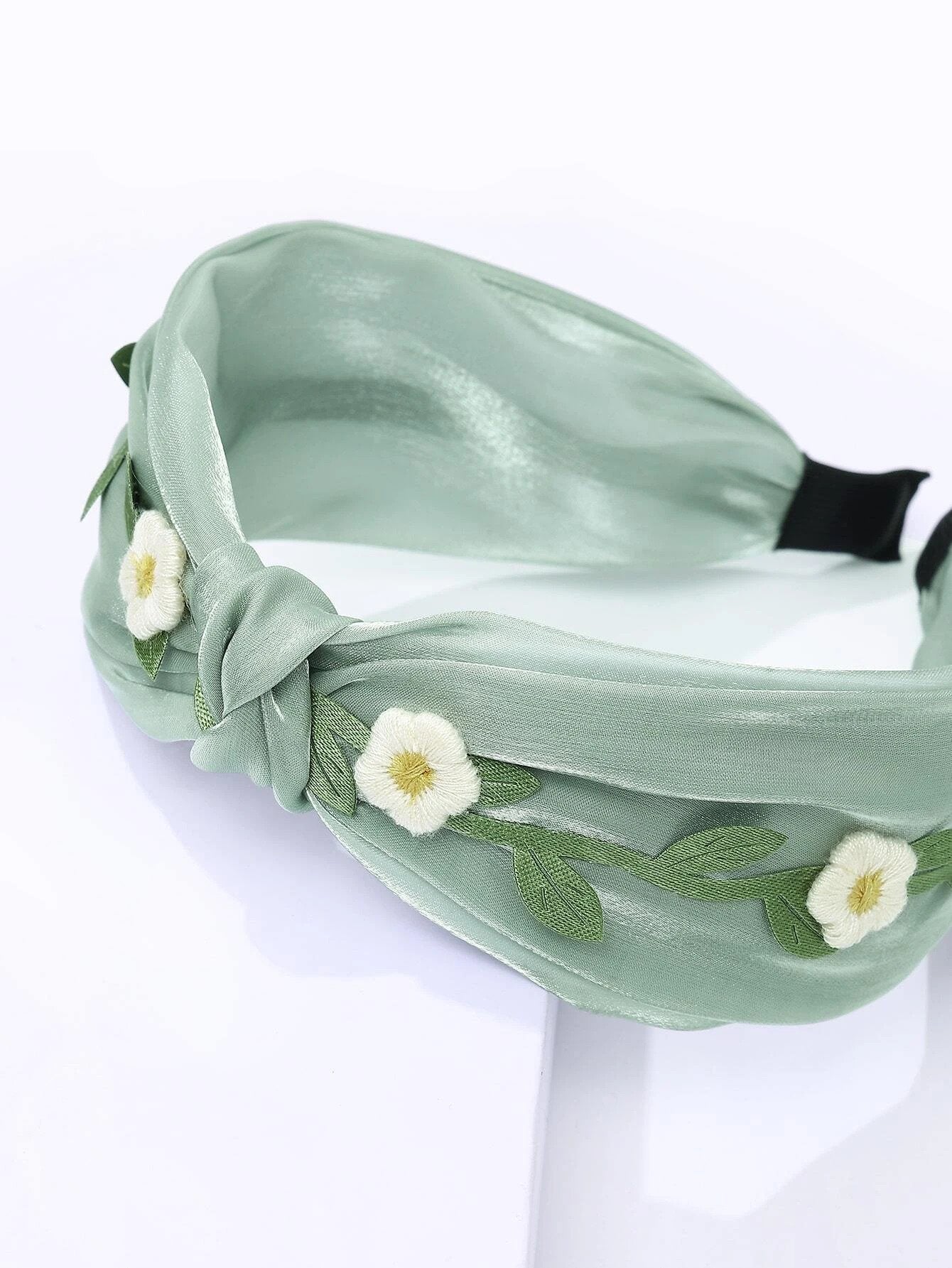Lys Grøn Hårbøjle med Broderede Blomster & Knude Design - SofiaGaver.dk