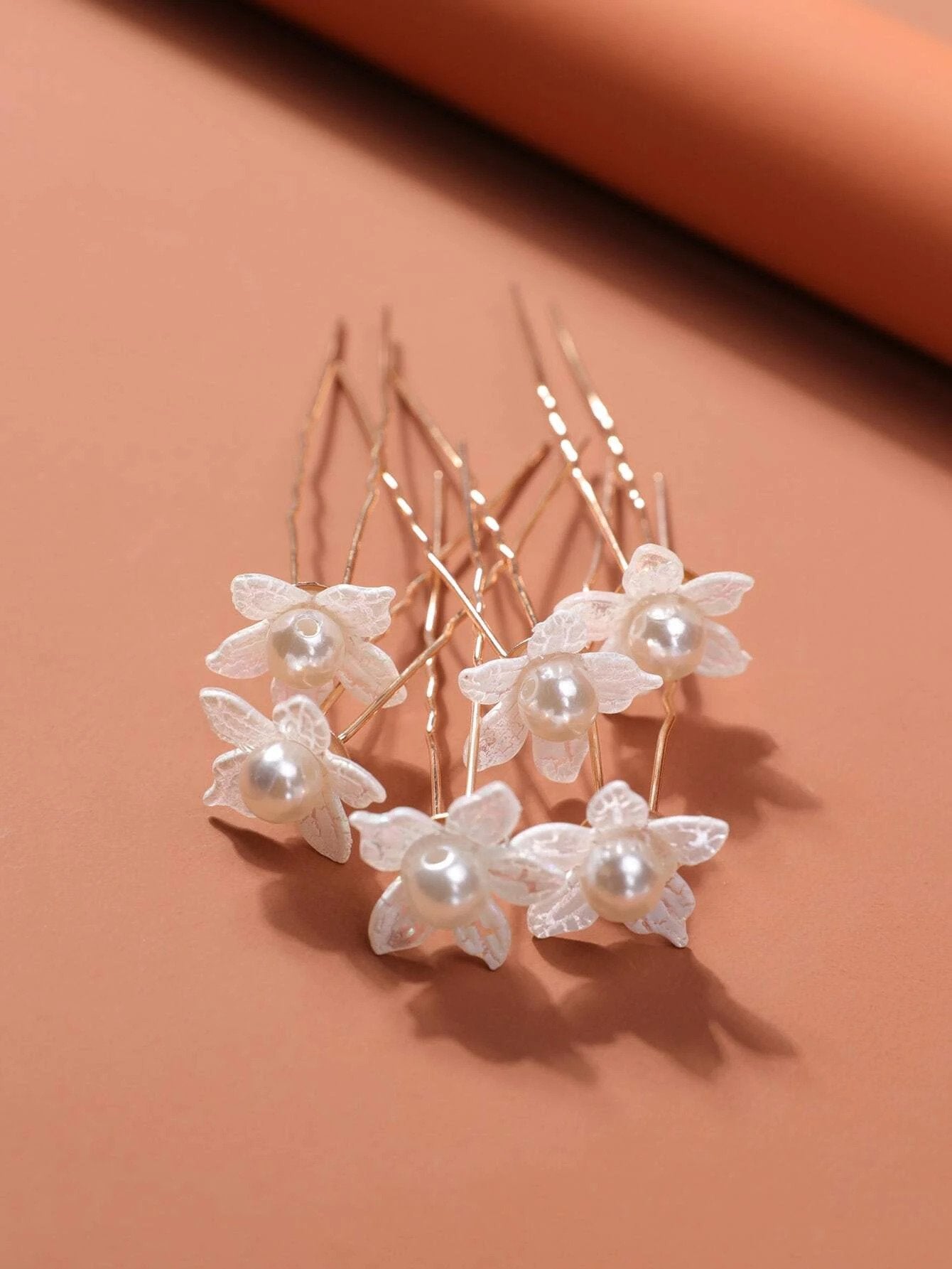 6 stk Gyldne Hårnåle med Hvide Perle Blomster - SofiaGaver.dk