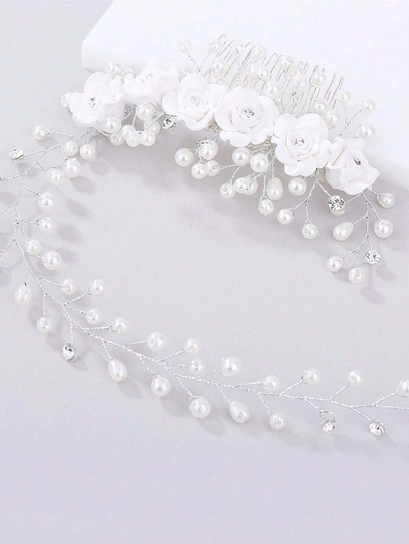 Stort Hårsmykke med Hvide Blomster & Perler - Fleksibelt Design - SofiaGaver.dk