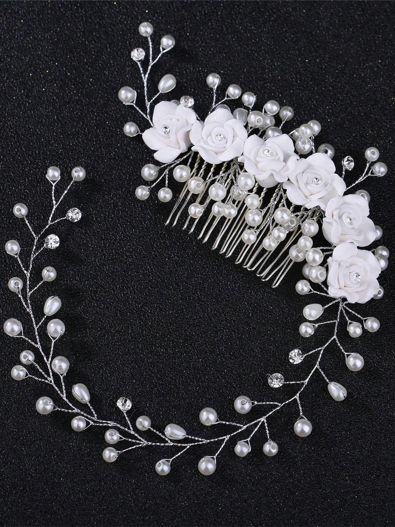 Stort Hårsmykke med Hvide Blomster & Perler - Fleksibelt Design - SofiaGaver.dk