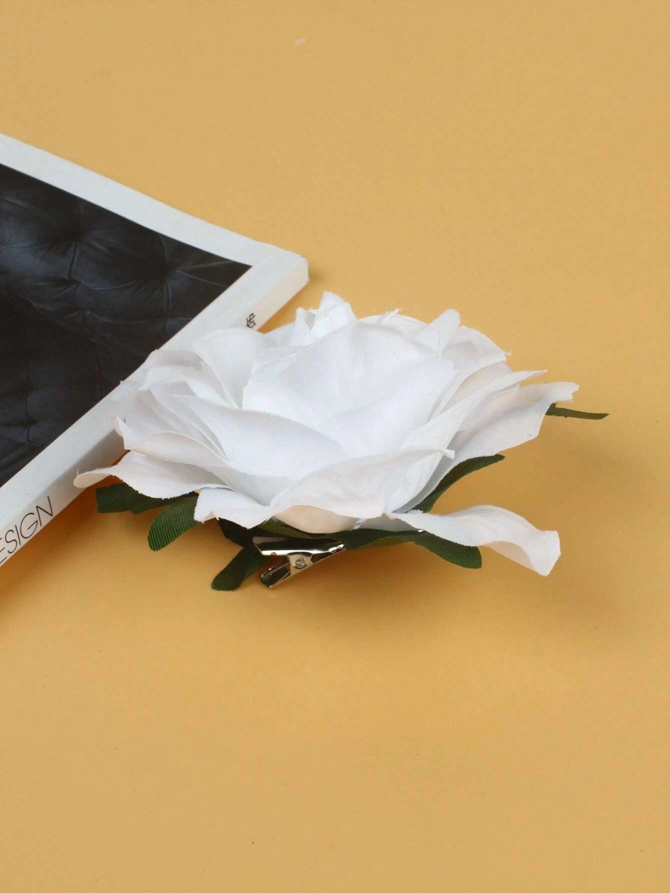 Stor Hvid Rose med Grønne Blade - SofiaGaver.dk