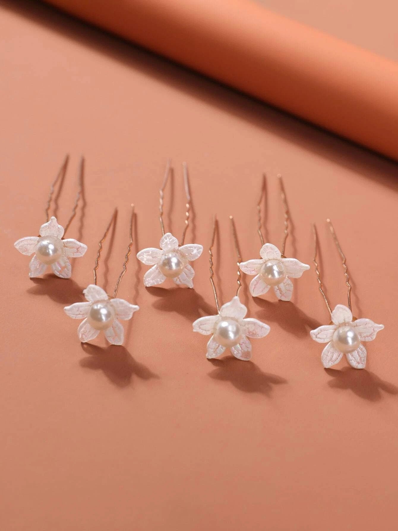 6 stk Gyldne Hårnåle med Hvide Perle Blomster - SofiaGaver.dk