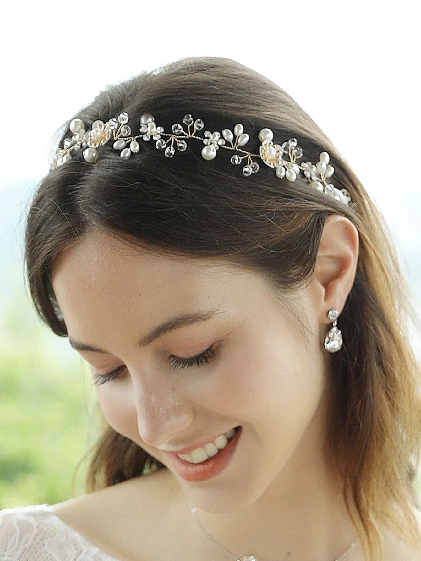 Gyldent Hårsmykke - Krystal-Hårbånd (Diadem) med Blomster & Hvide Perler - SofiaGaver.dk