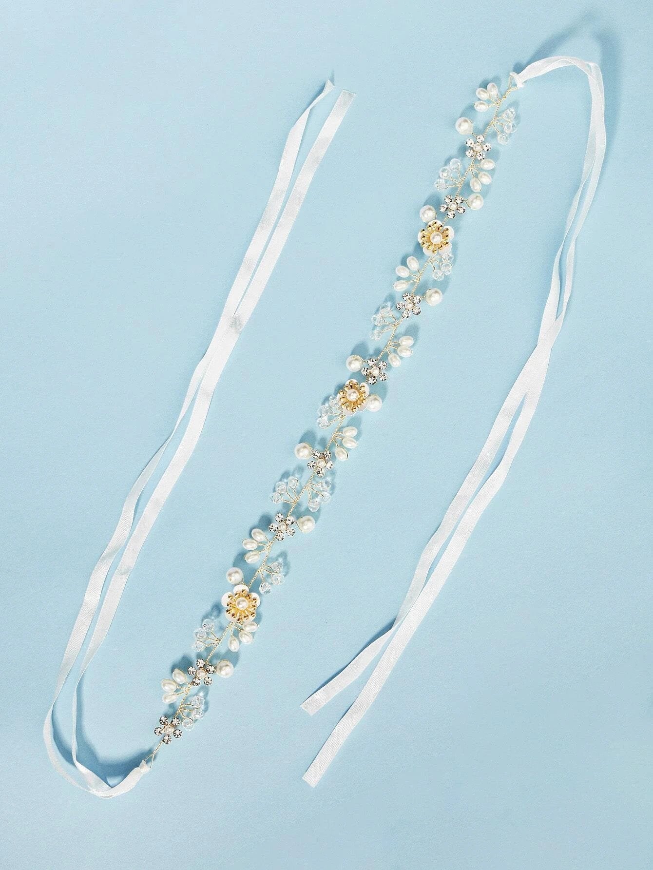 Gyldent Hårsmykke - Krystal-Hårbånd (Diadem) med Blomster & Hvide Perler - SofiaGaver.dk