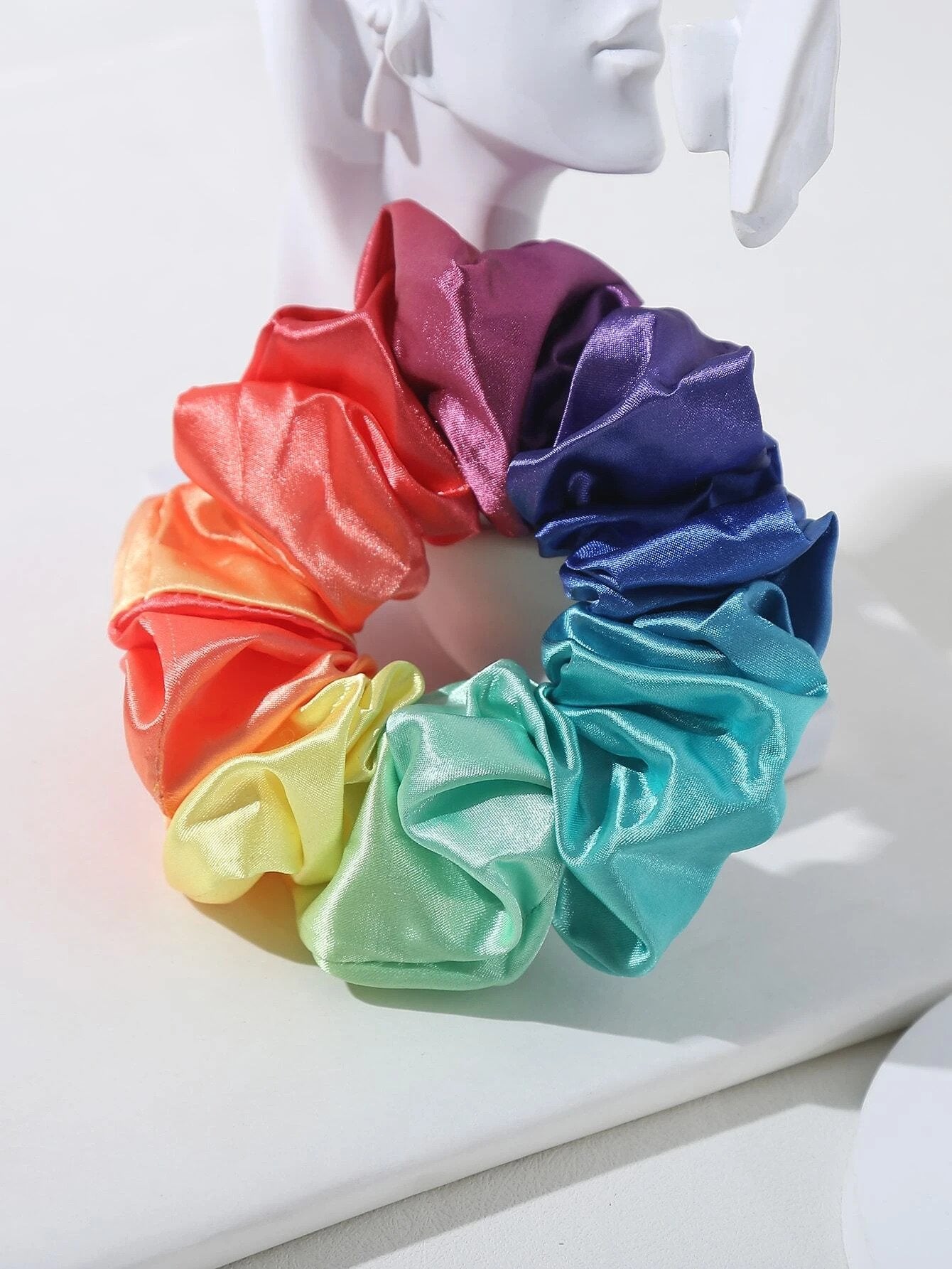 Scrunchie i Regnbue Farver med Glans - SofiaGaver.dk