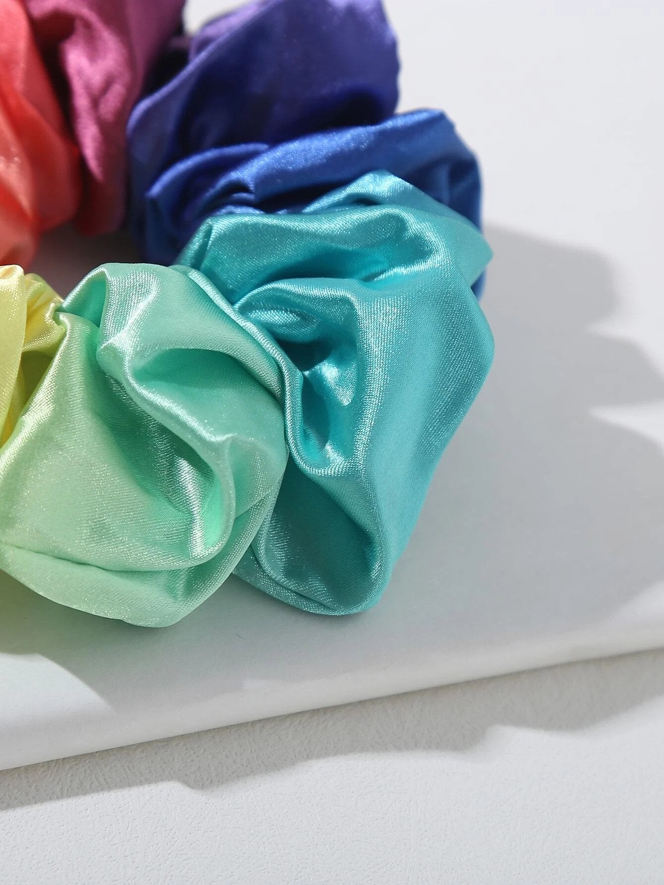 Scrunchie i Regnbue Farver med Glans - SofiaGaver.dk