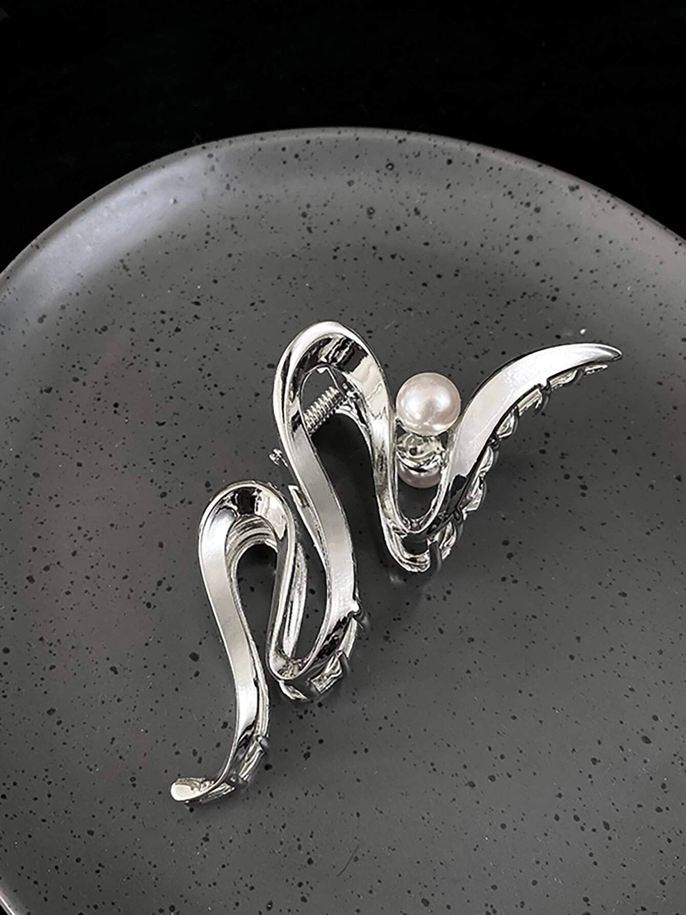 Sølv Metal-Hårklemme med Snoet Design & Perle - SofiaGaver.dk