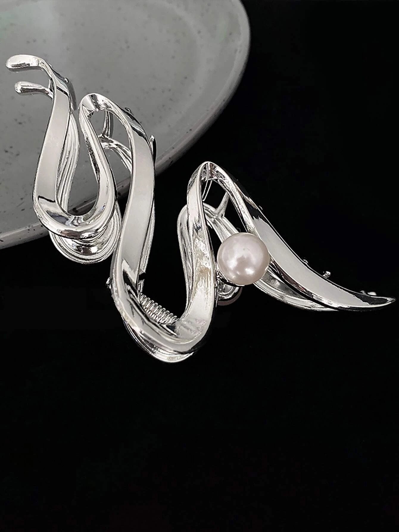 Sølv Metal-Hårklemme med Snoet Design & Perle - SofiaGaver.dk