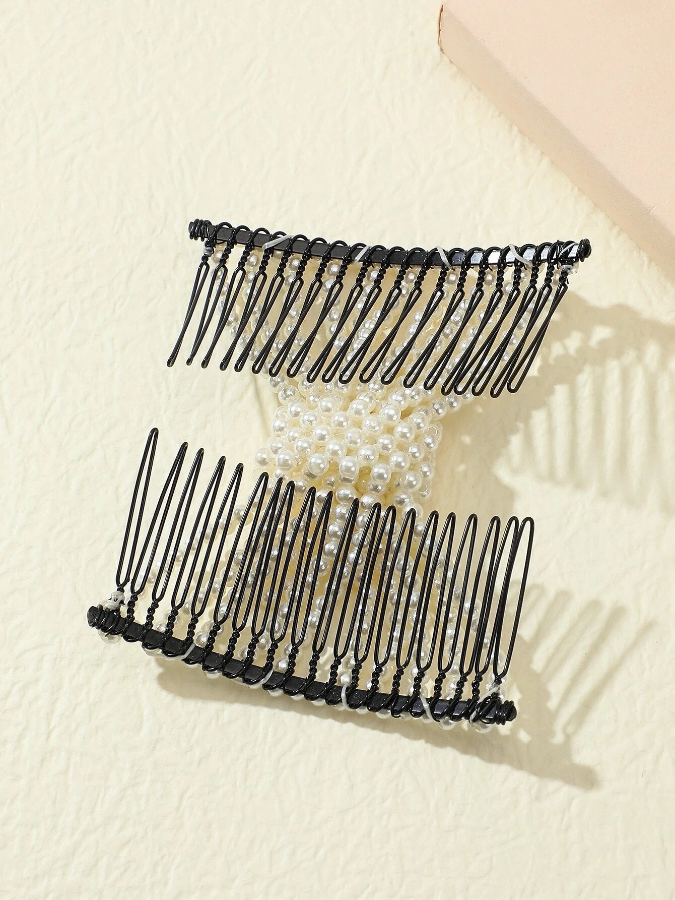 Dobbelt Hårkam med Hvide Perler - SofiaGaver.dk