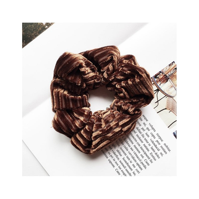 Scrunchie Hårelastik i Brun Velour - Stribe-effekt & Glans - SofiaGaver.dk