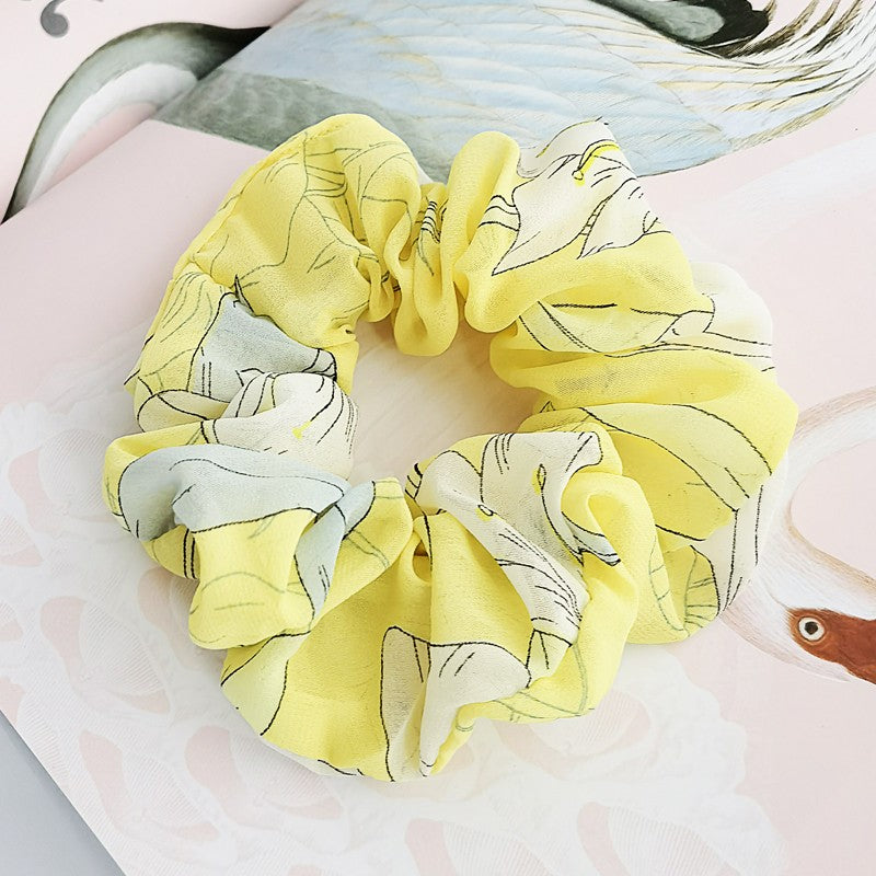 Scrunchie Hårelastik i Gul med Blomster - SofiaGaver.dk