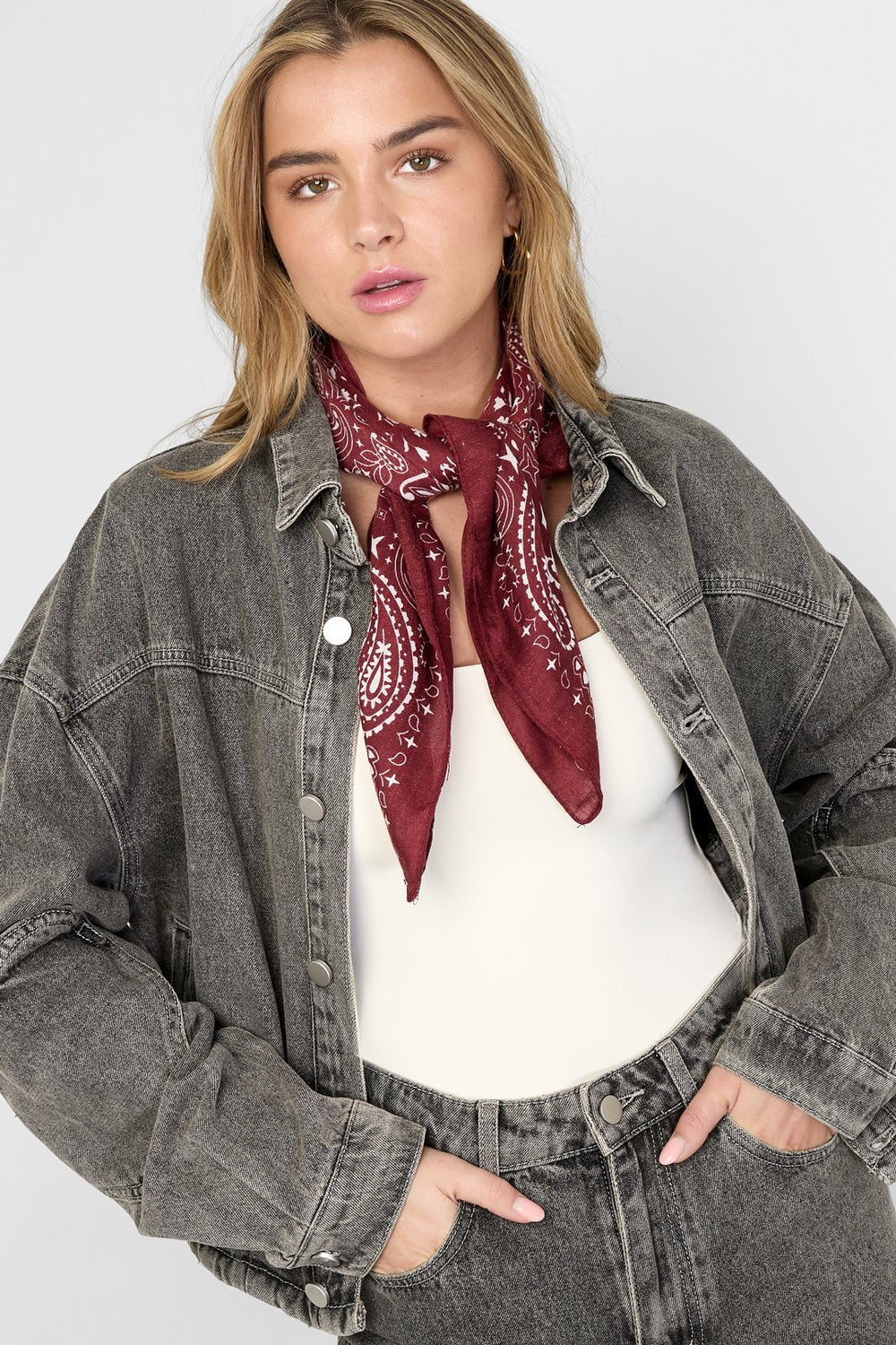 Bordeaux Tørklæde med Hvid Mønsterprint