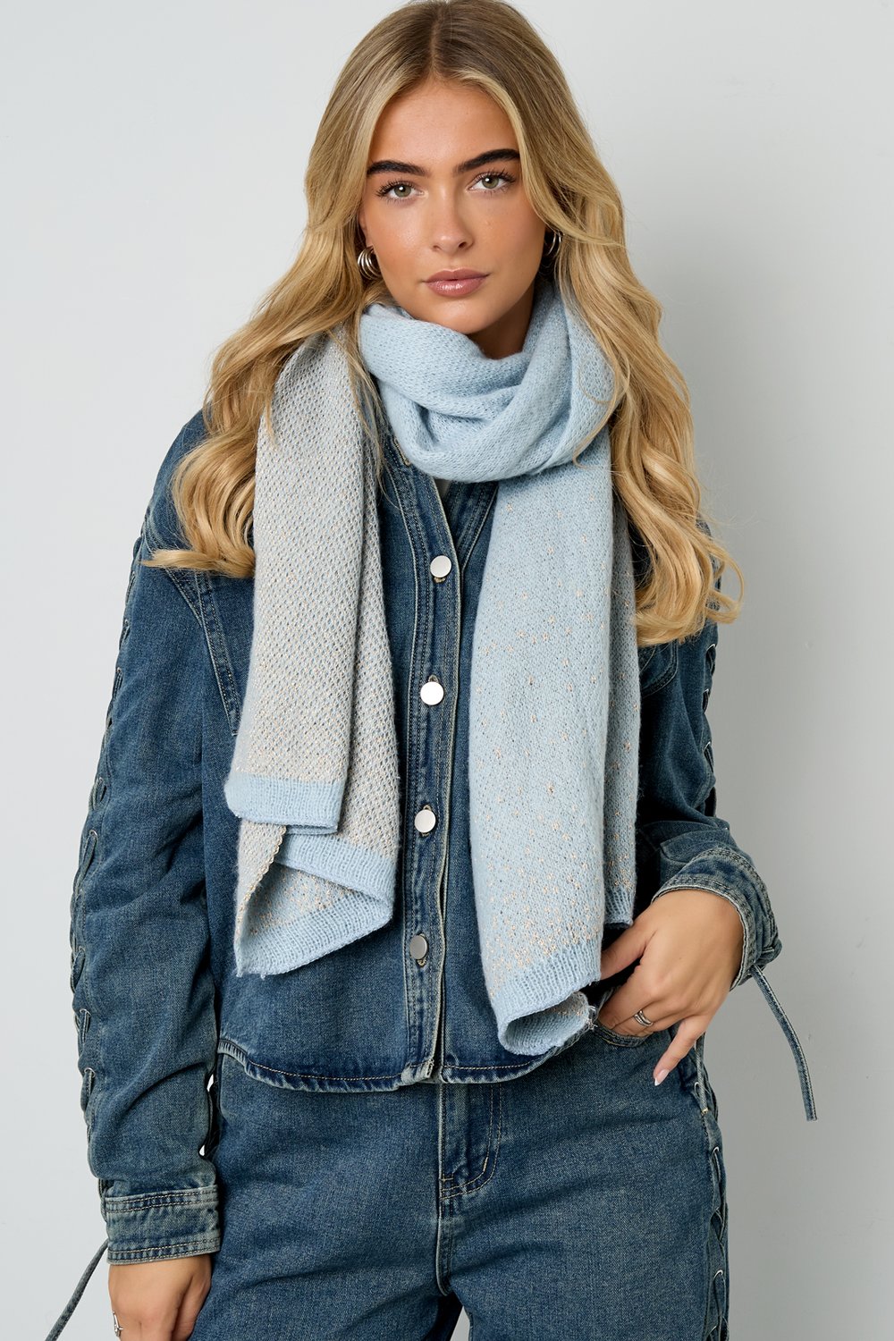 Stort Tørklæde i Lyseblå med Guldglans