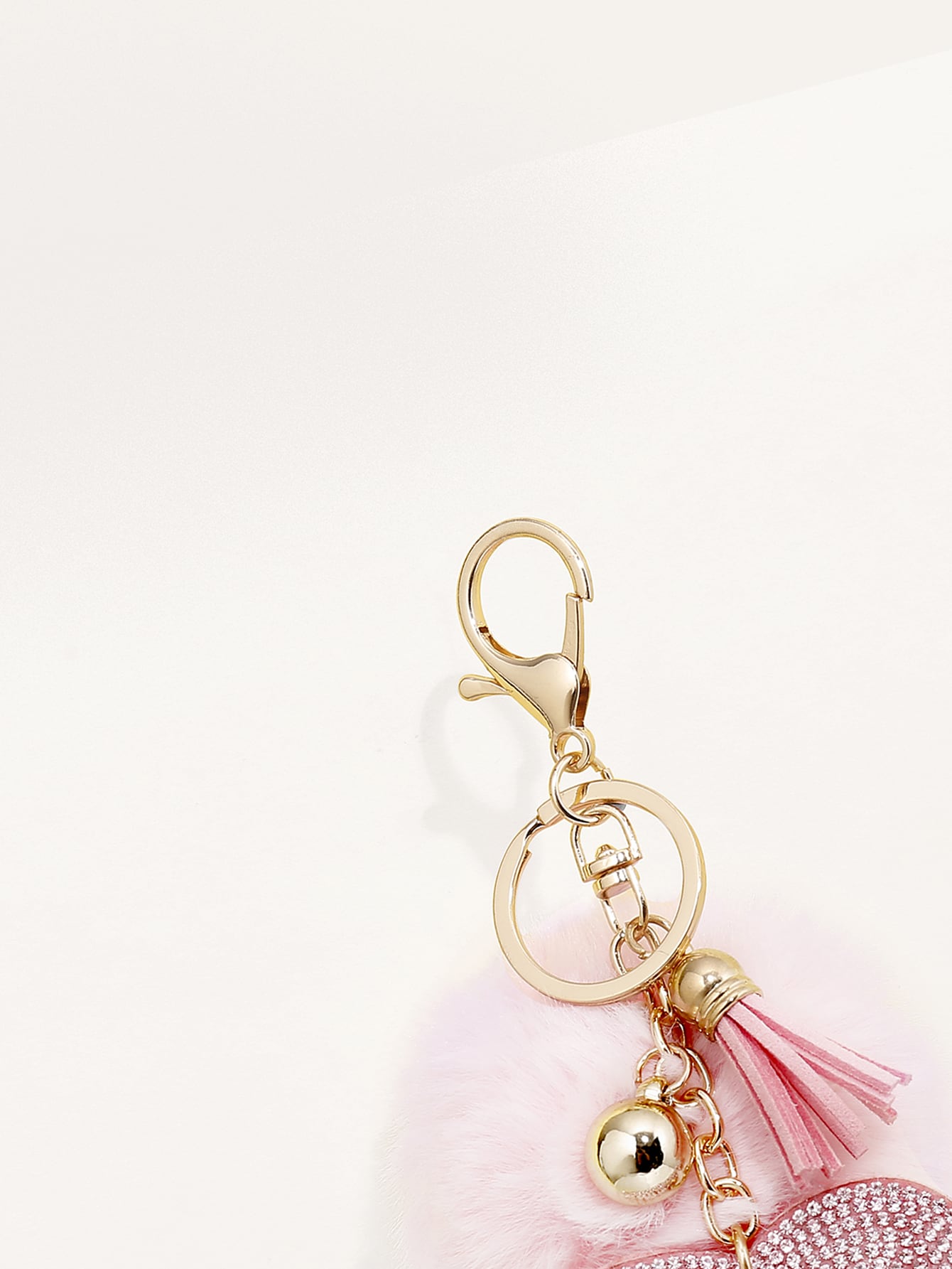 Nøglering med Glansfuld Hjerte, Klokke, Tassel & Pom Pom - i Lyserød