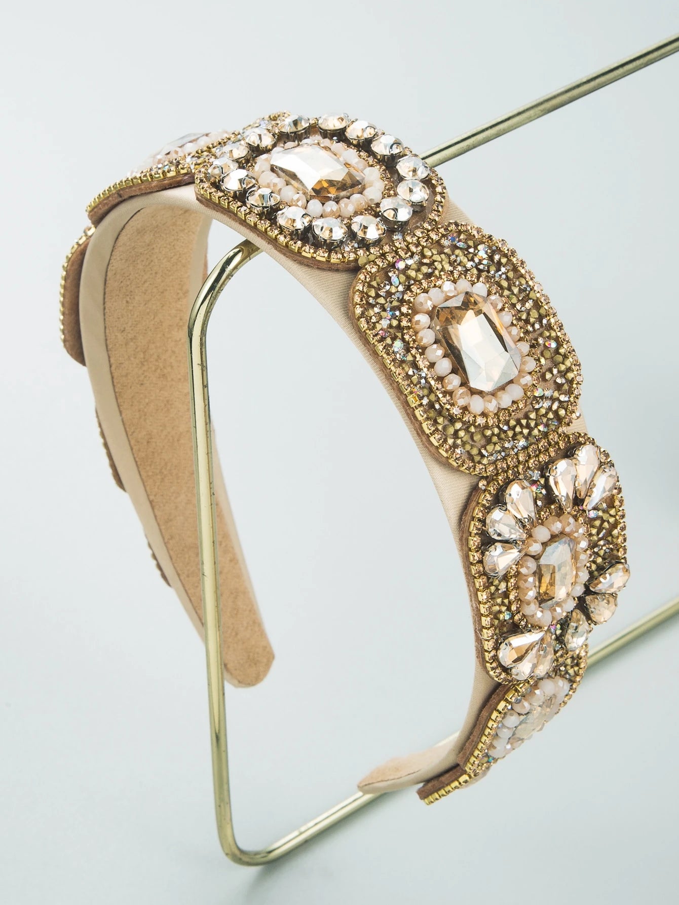 Hårbøjle med Perle Design i Gyldne Nuancer 