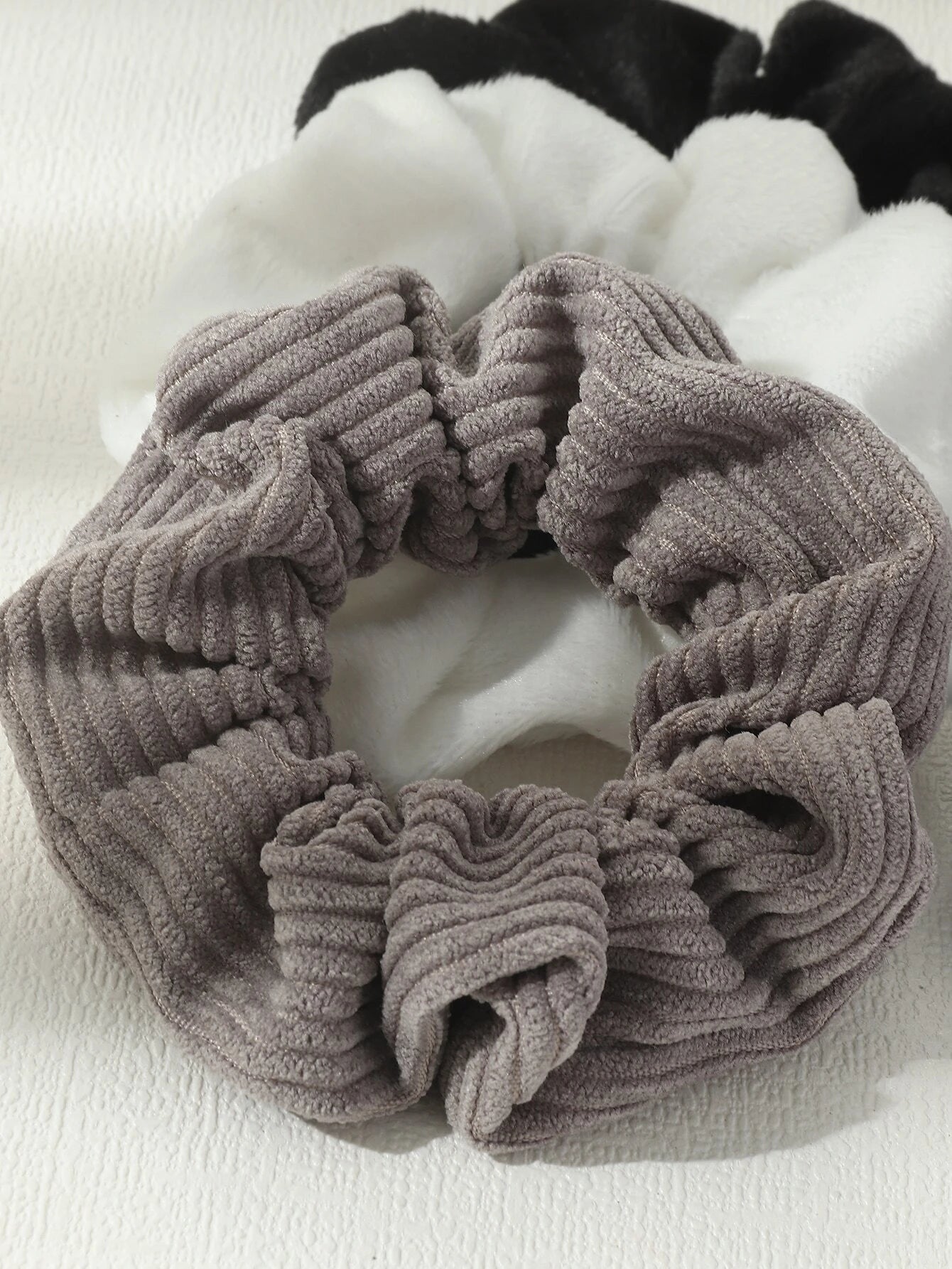 4 Bløde Scrunchies Hårelastikker - i Sort, Hvid, Grå & Dyreprint