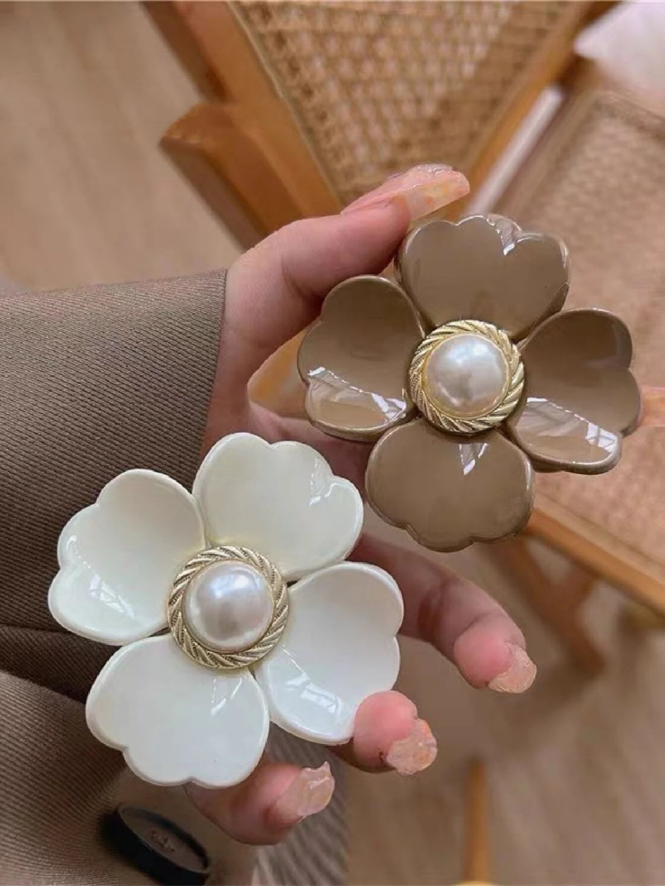 2 stk Hårklemmer - Blomster-Design med Perle - i Creme & Brun