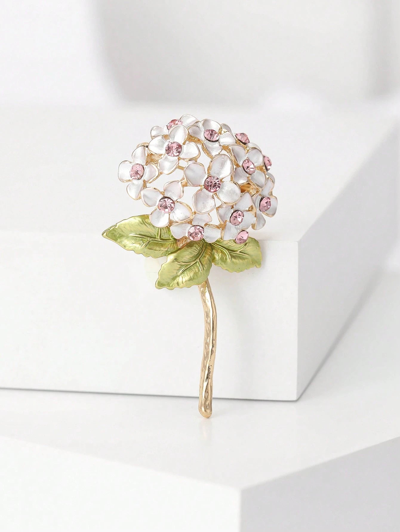 Gylden Broche med Blomster Buket - i Hvid & Lyserød