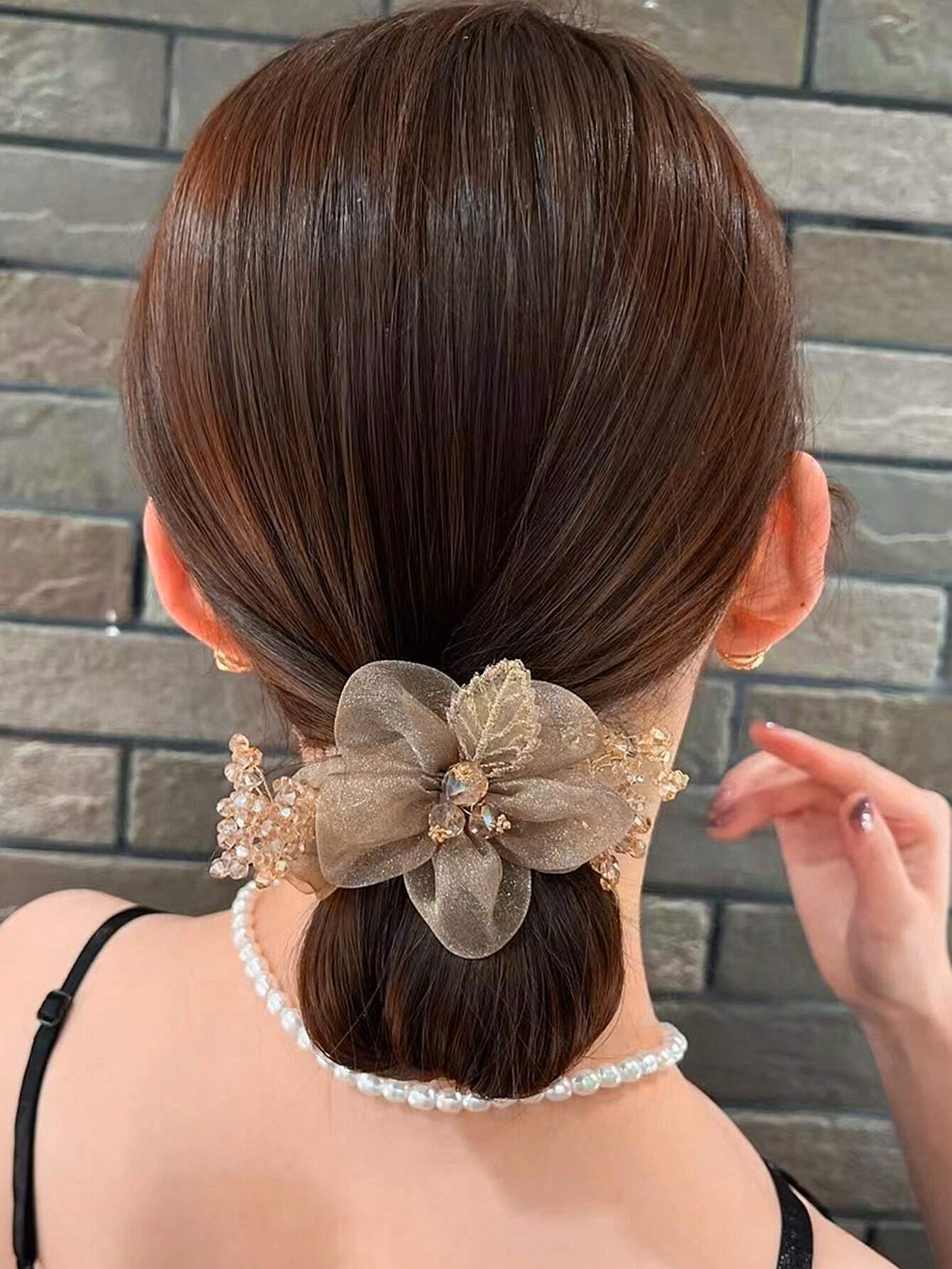 Gylden Scrunchie Hårelastik med Blomst & Perler