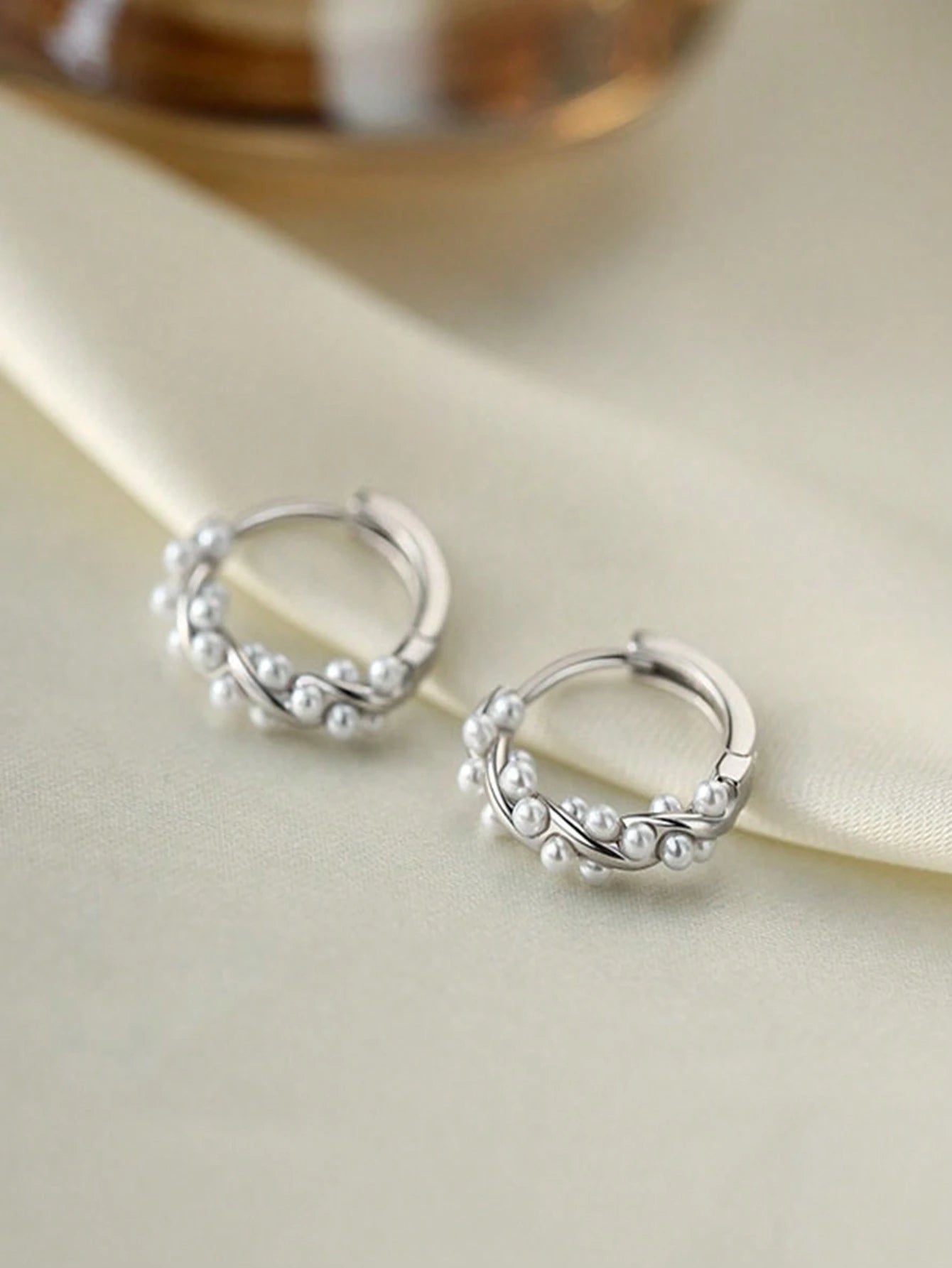 Øreringe i Snoet Design med Hvide Perler