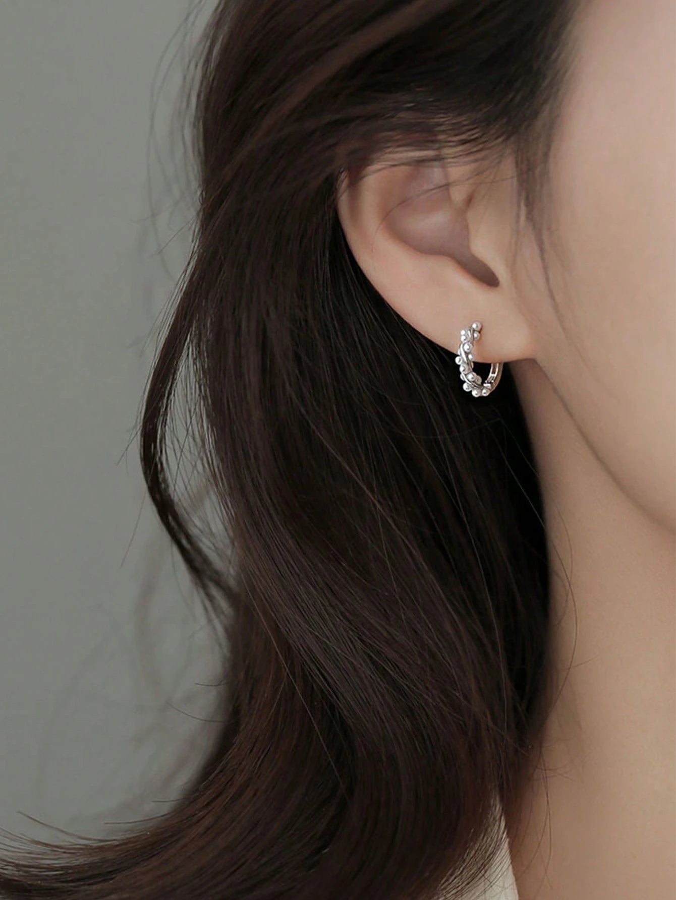 Øreringe i Snoet Design med Hvide Perler