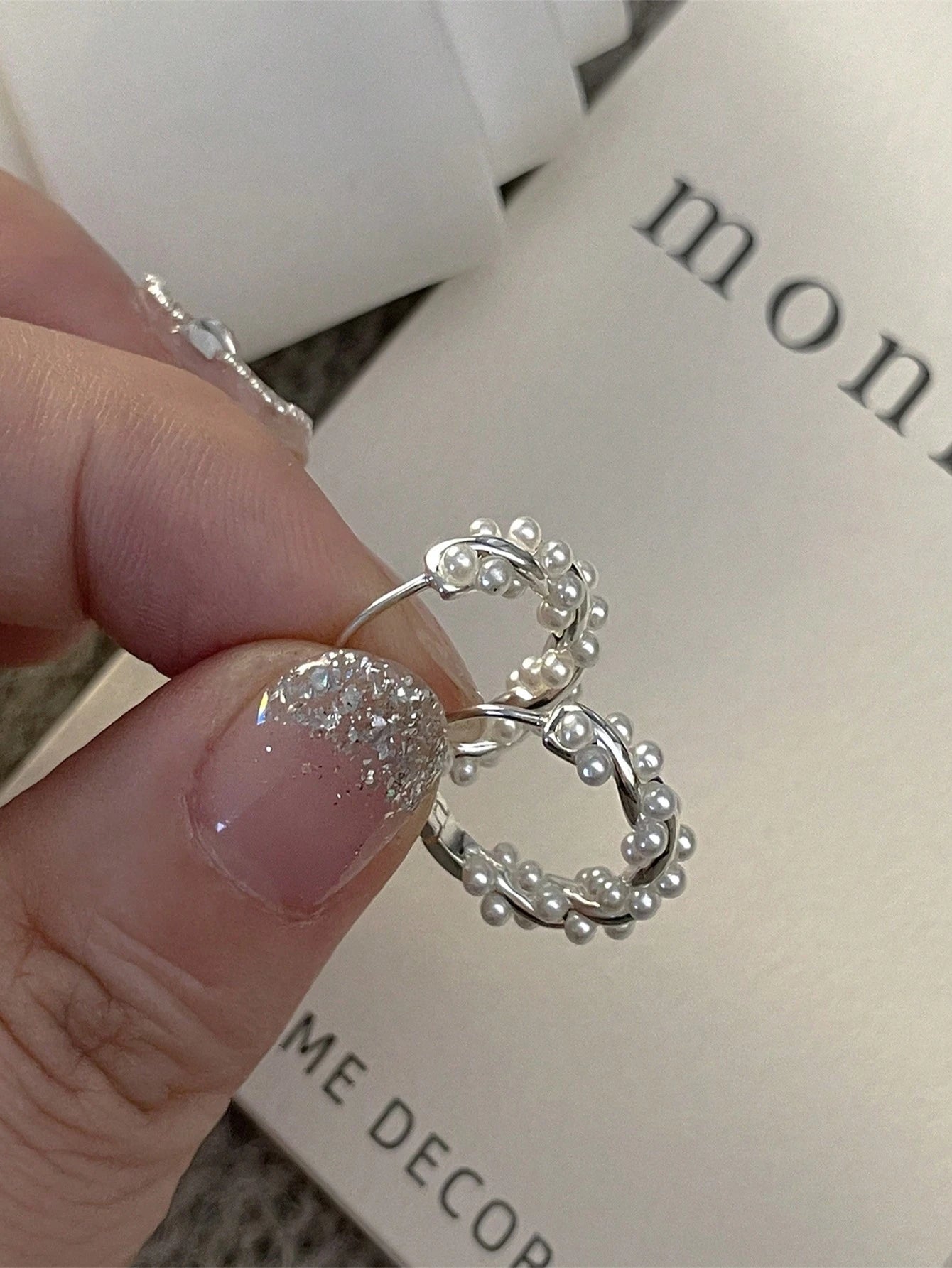 Øreringe i Snoet Design med Hvide Perler