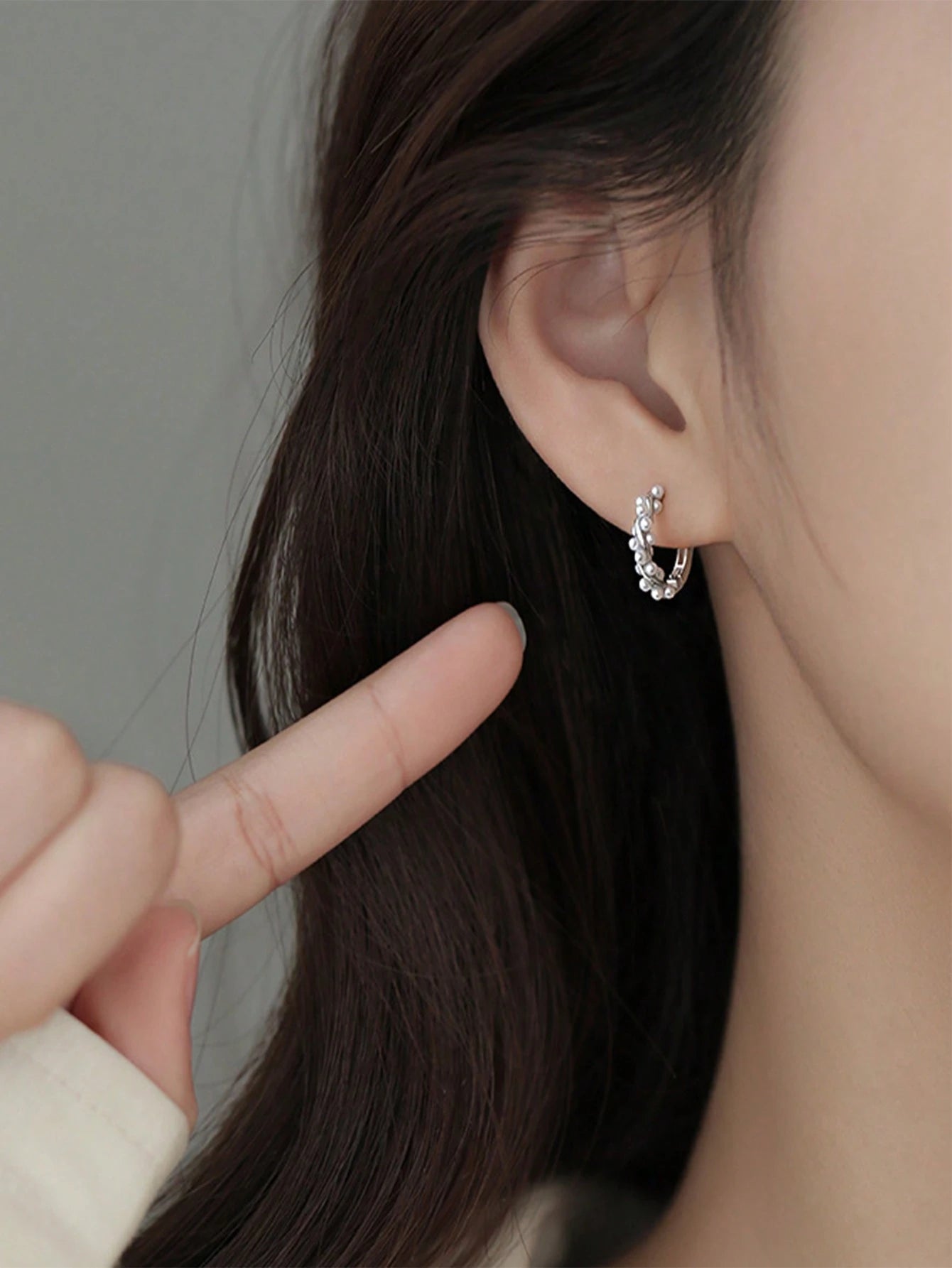 Øreringe i Snoet Design med Hvide Perler