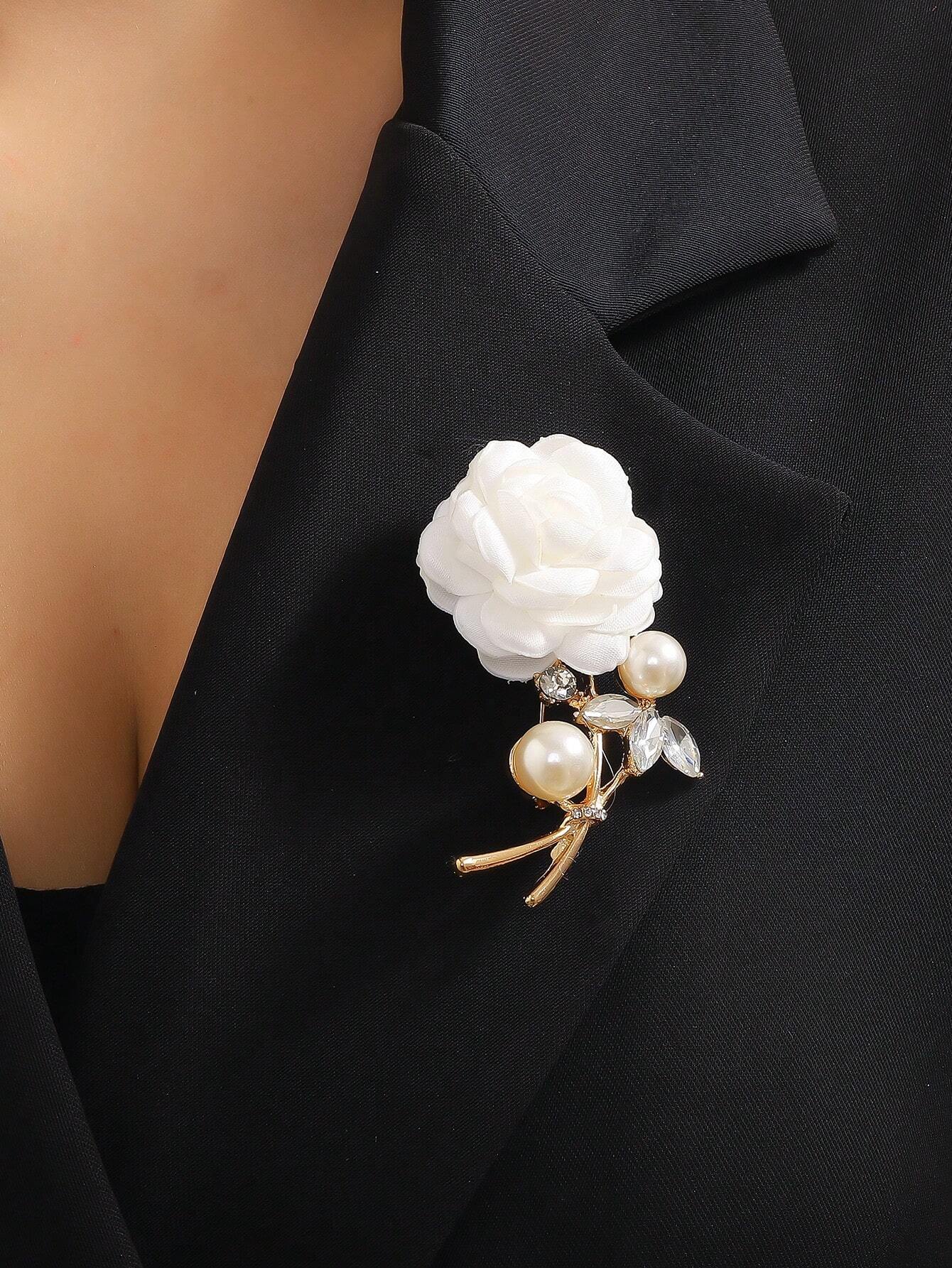 Gylden Broche med Hvid Satin-Rose & Perler 