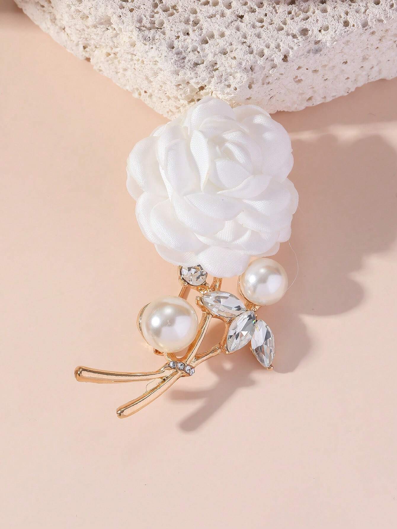 Gylden Broche med Hvid Satin-Rose & Perler 
