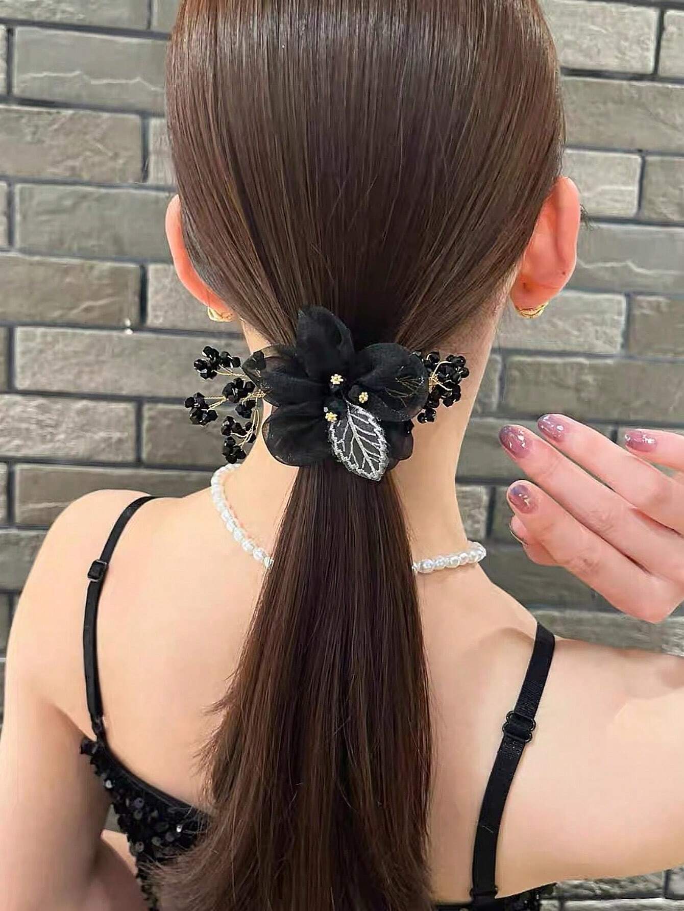 Sort Scrunchie Hårelastik med Blomst & Perler 