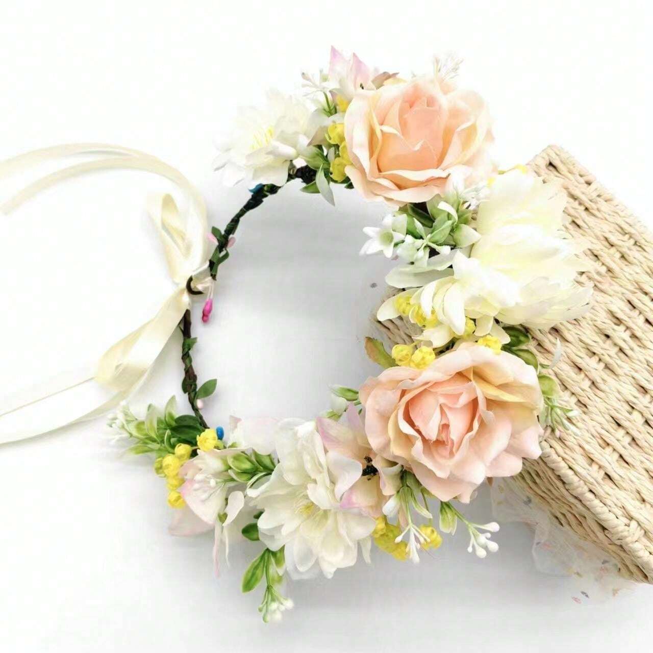Rund Blomsterkrans i Lyse Farver 