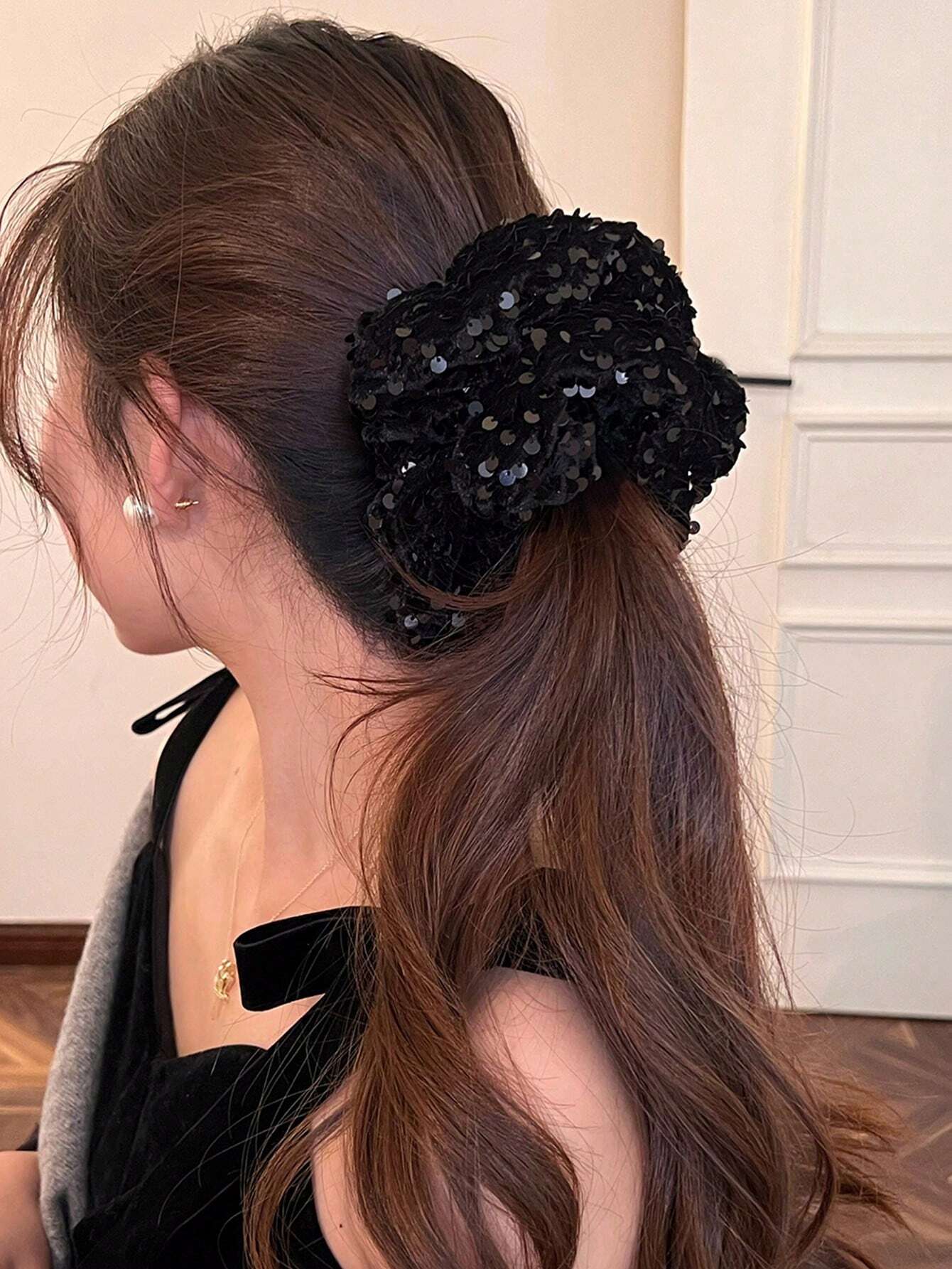 Ekstra Stor Velour Scrunchie - i Sort med Glansfulde Pailletter