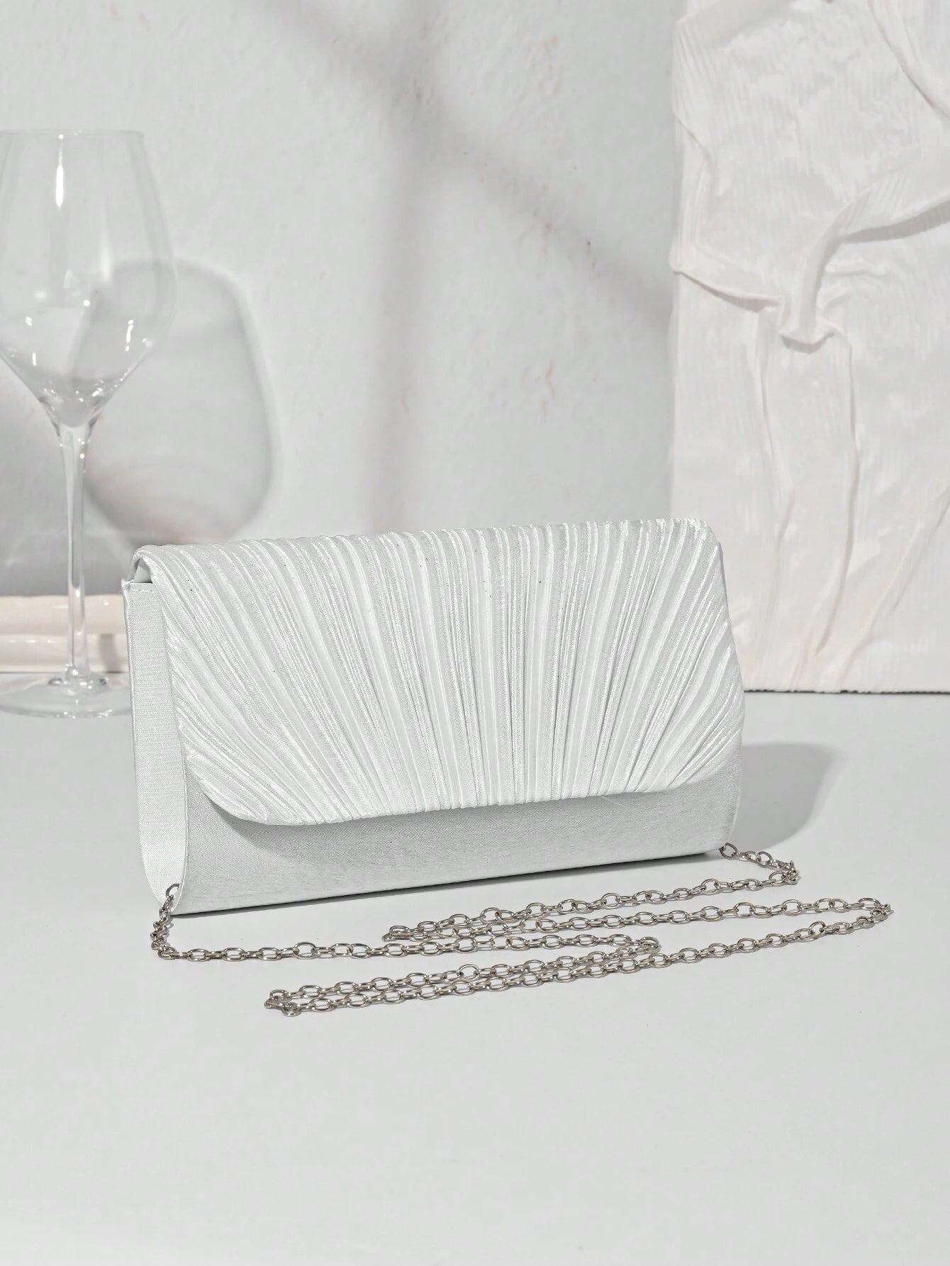 Clutch Taske - i Satin med Plisseret Design - i Hvid