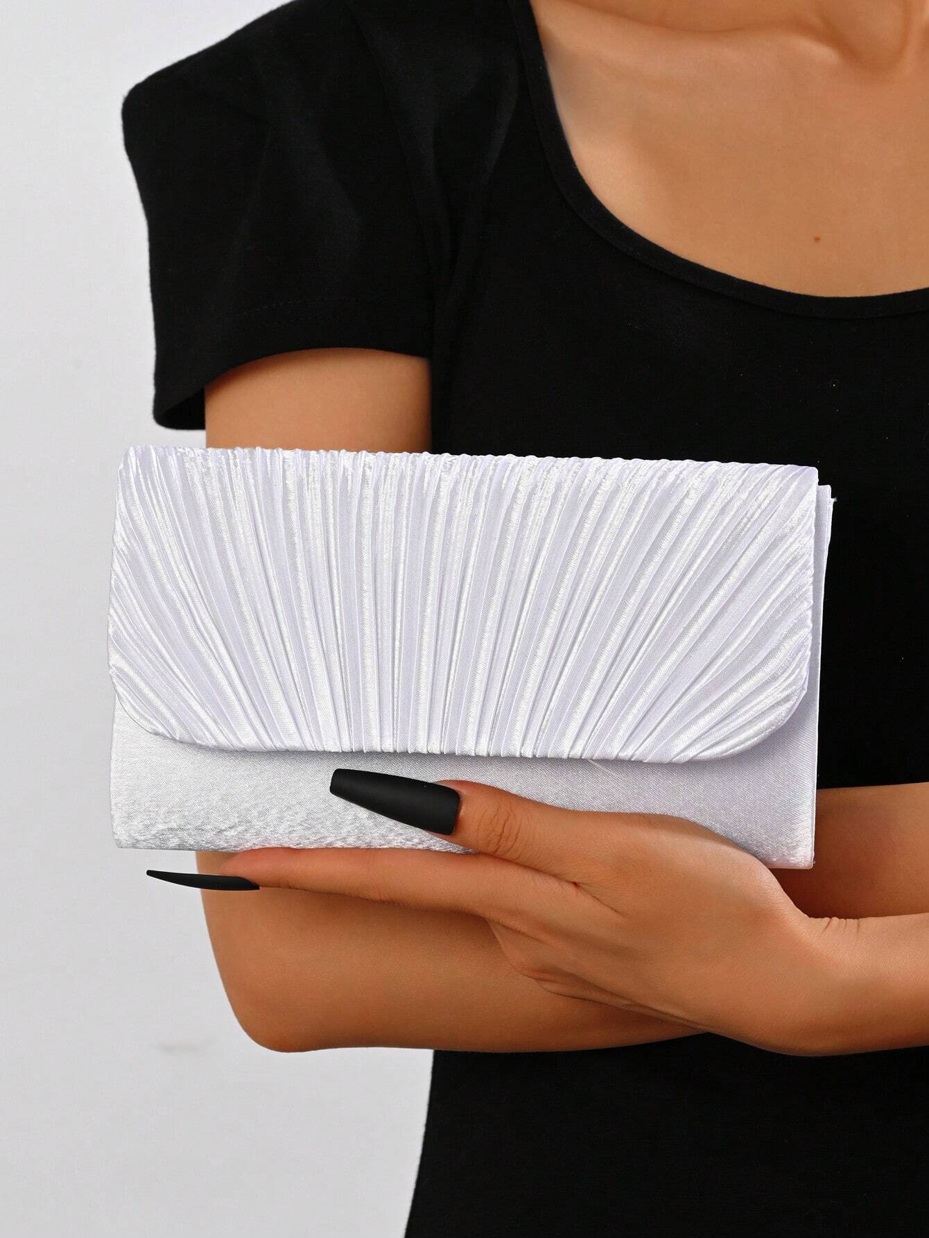 Clutch Taske - i Satin med Plisseret Design - i Hvid