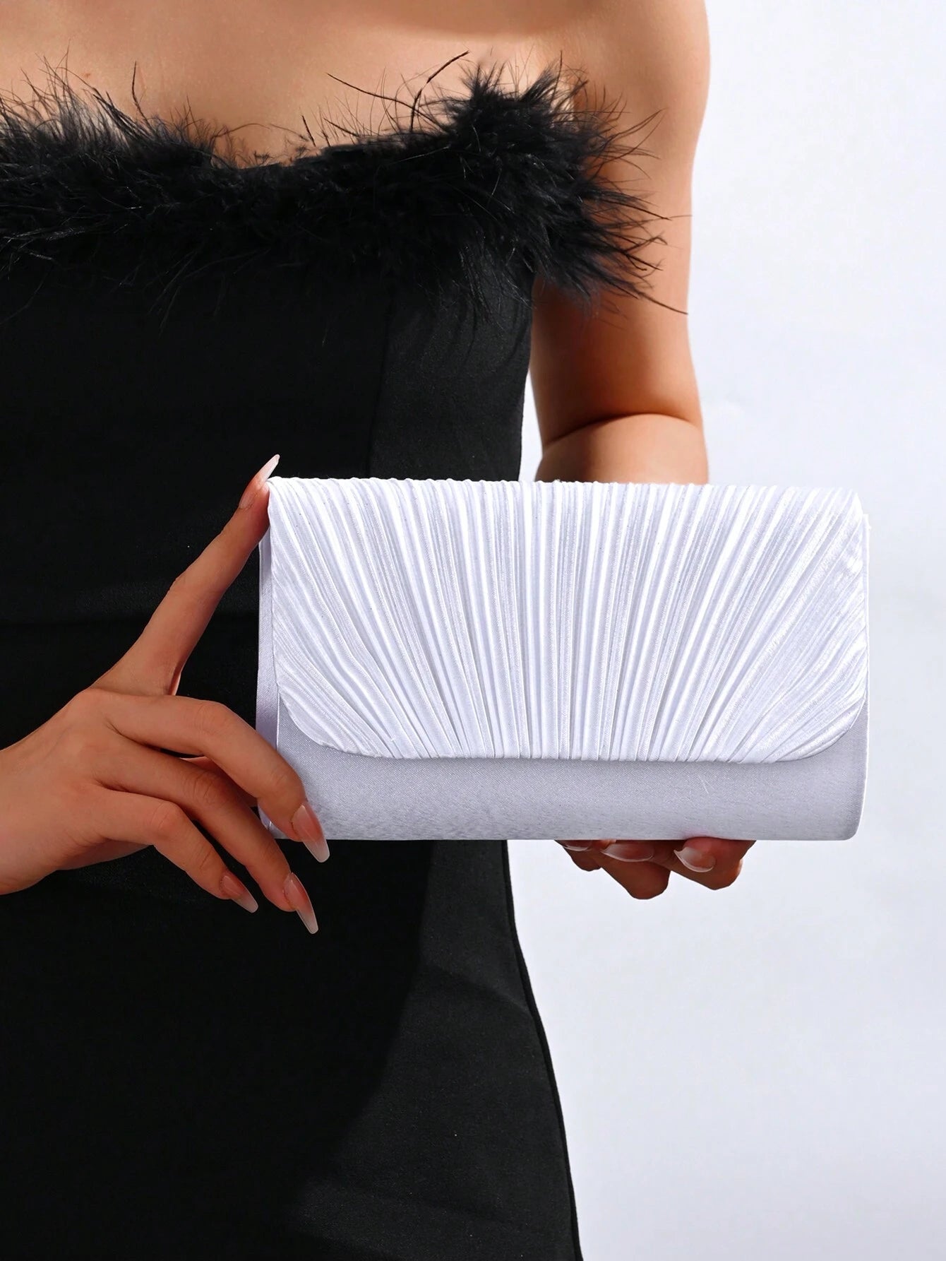 Clutch Taske - i Satin med Plisseret Design - i Hvid