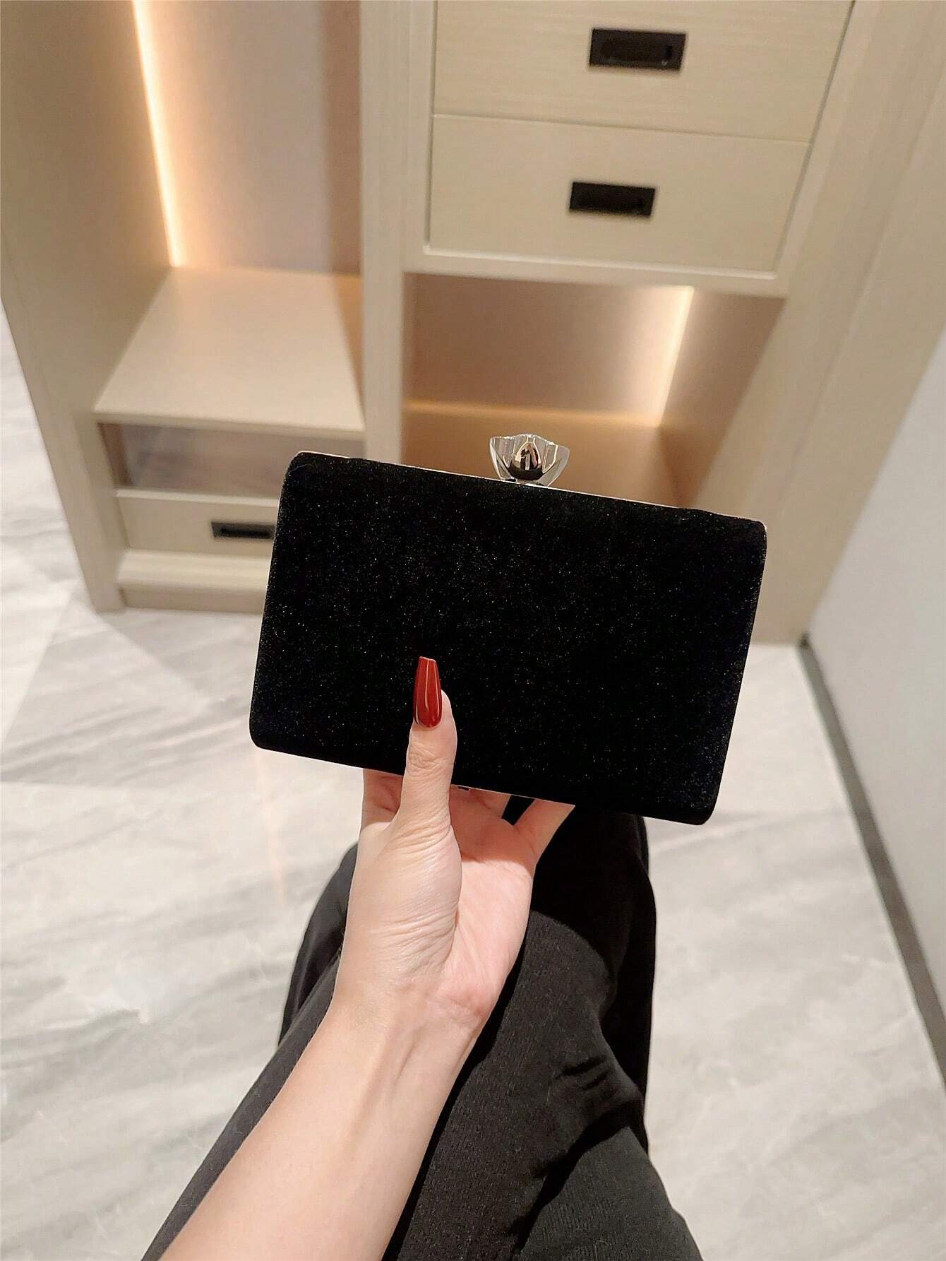 Sort Clutch Taske - Velour Hardcase med Sølv Rammelås