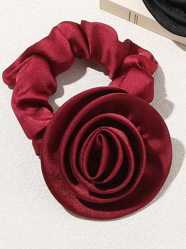 Satin-Scrunchie Hårelastik med Rose - i Rød